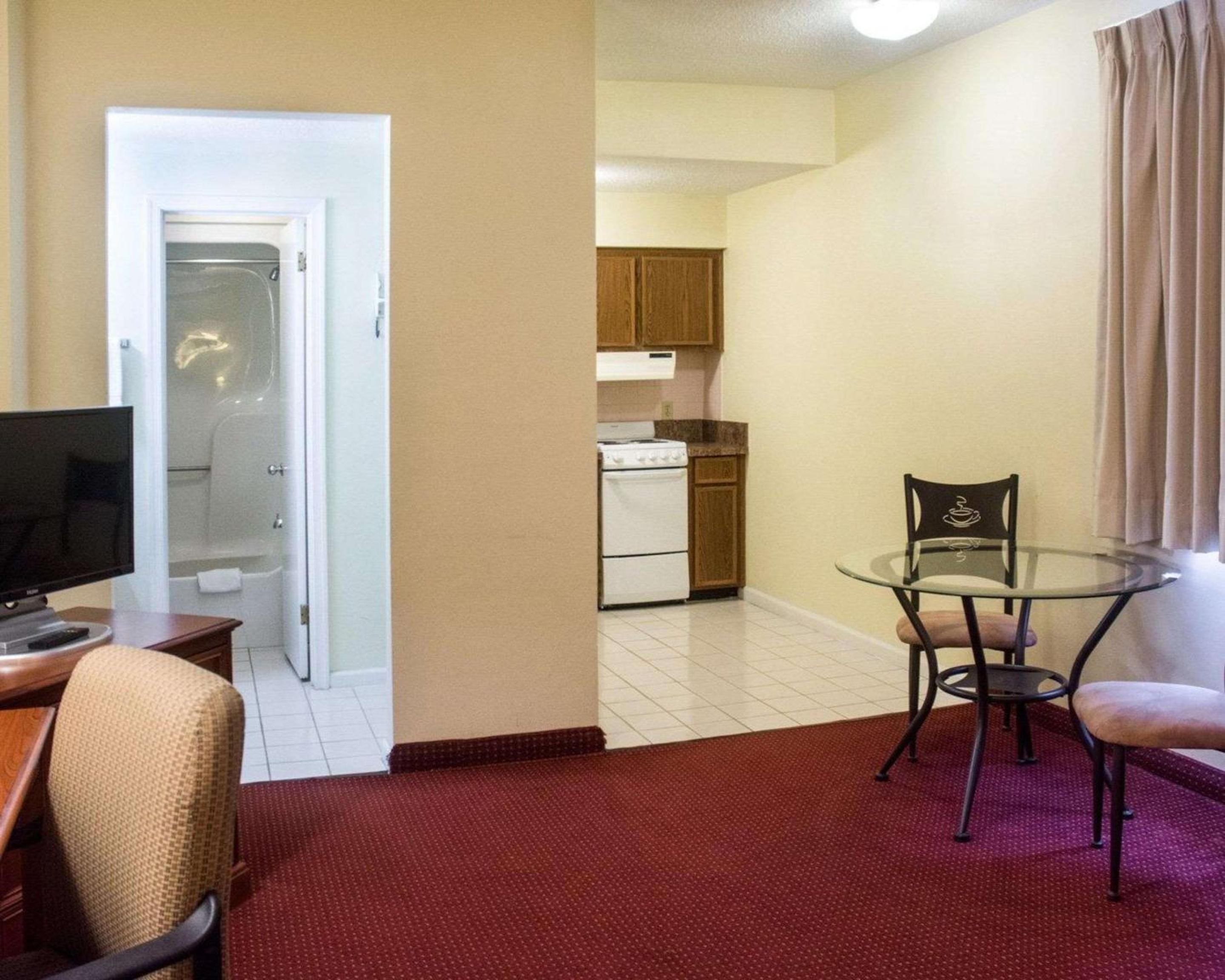 Econo Lodge Chesapeake Route 13 and I-464 view 4