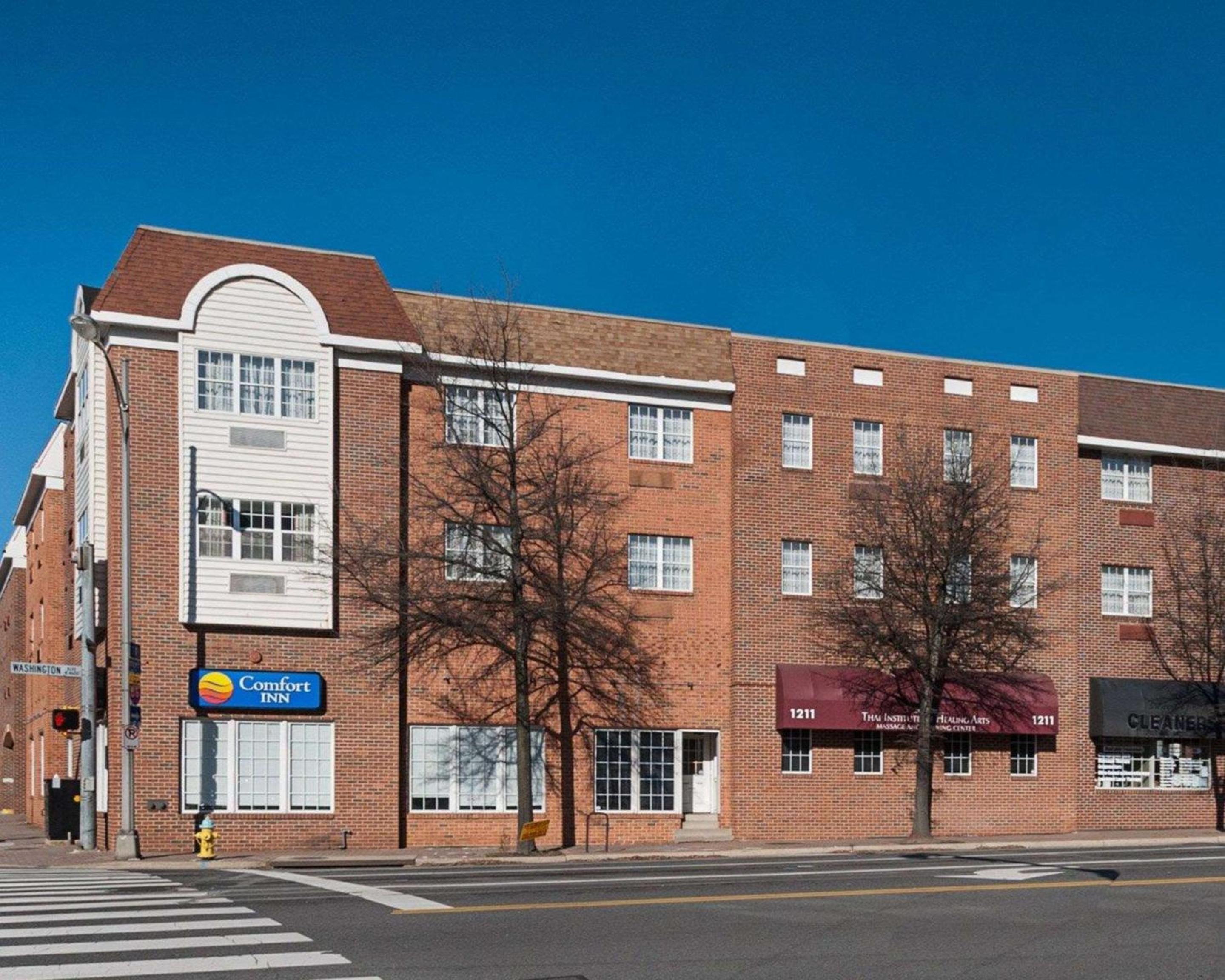 Arlington Vacations - Comfort Inn Ballston - Property Image 2
