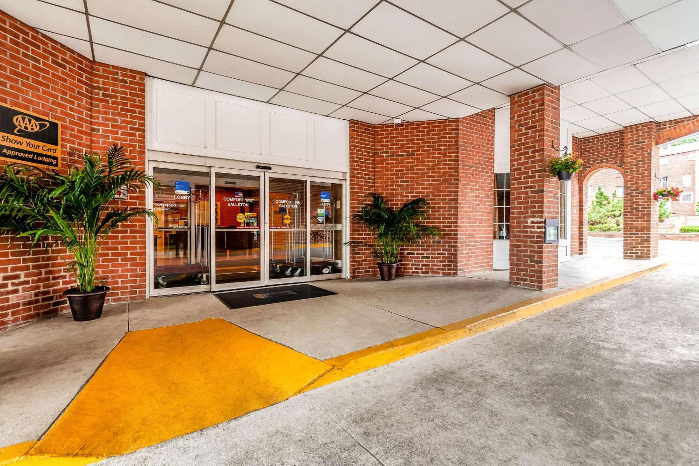 Arlington Vacations - Comfort Inn Ballston - Property Image 3