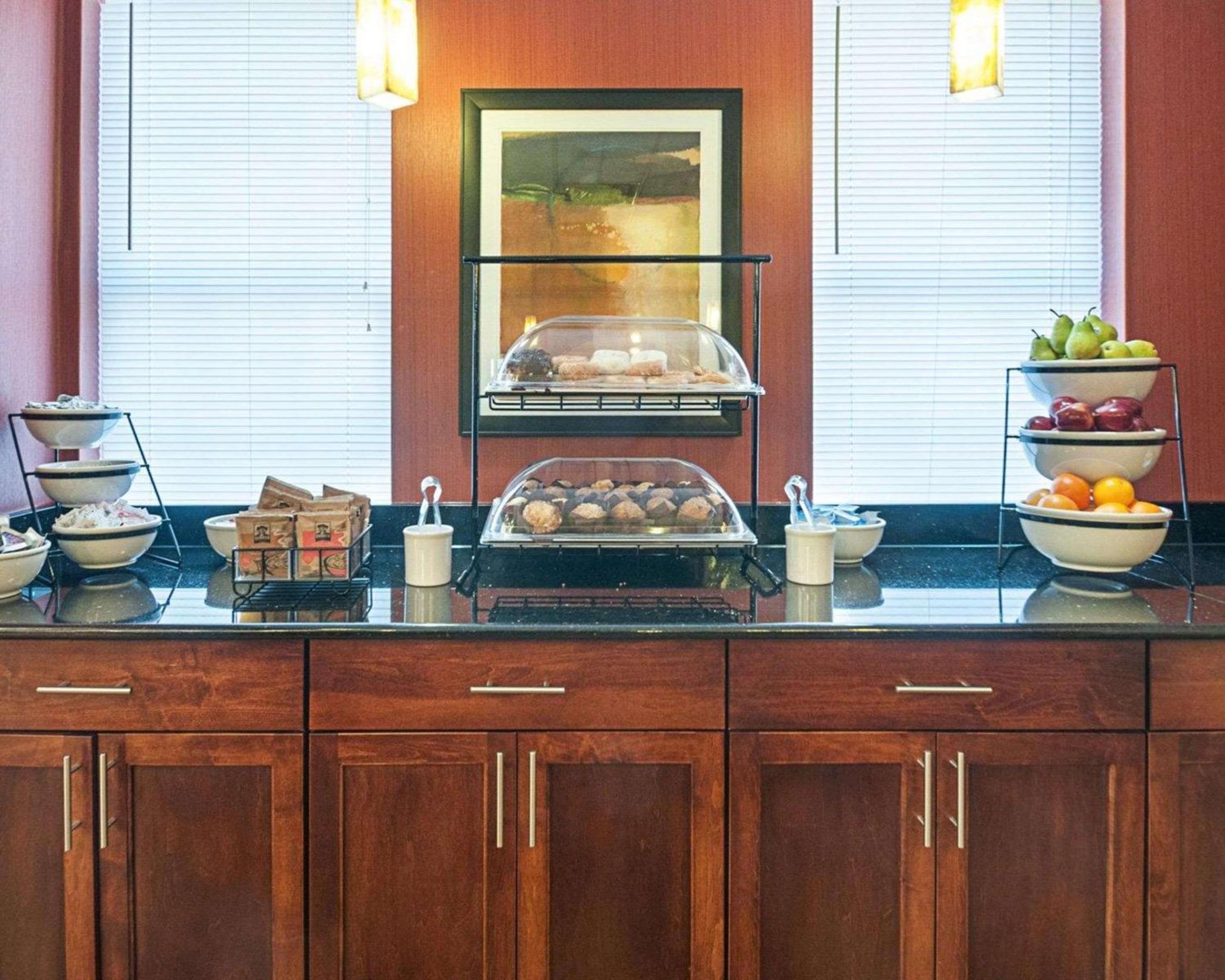 Arlington Vacations - Comfort Inn Ballston - Property Image 1
