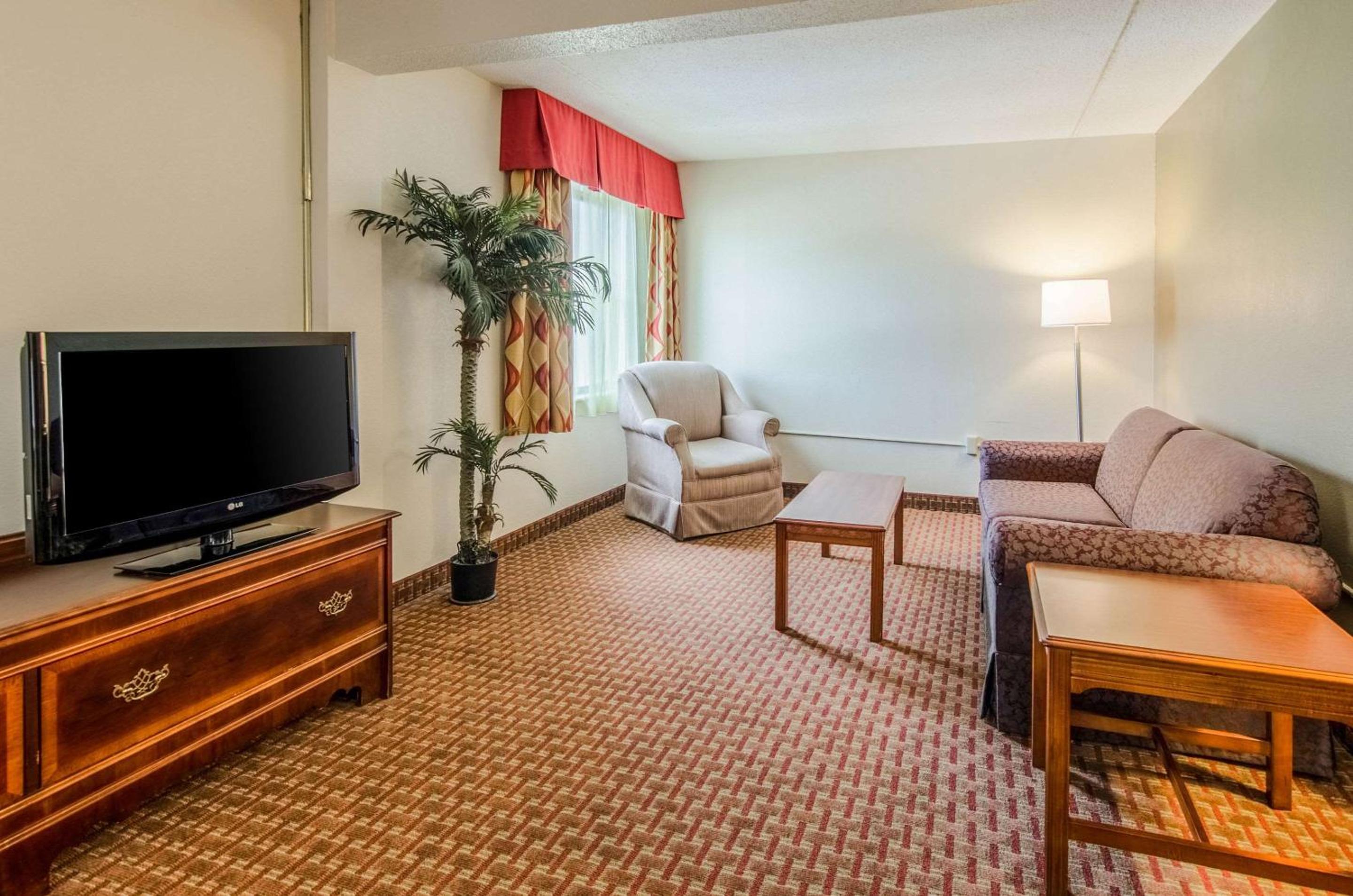 Quality Inn  Suites Lexington near I-64 and I-81 - Property Image 8