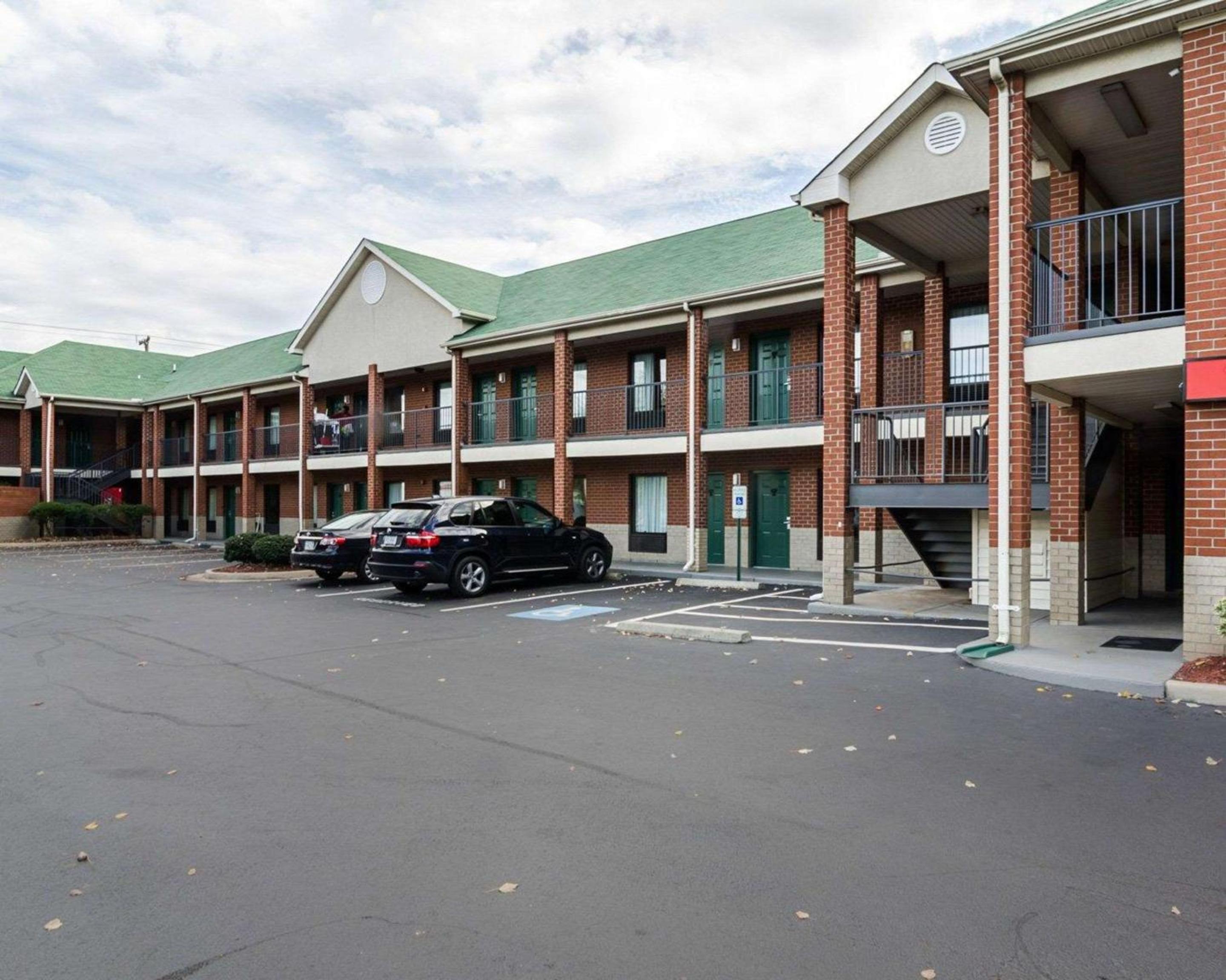 Econo Lodge Richmond North view 3