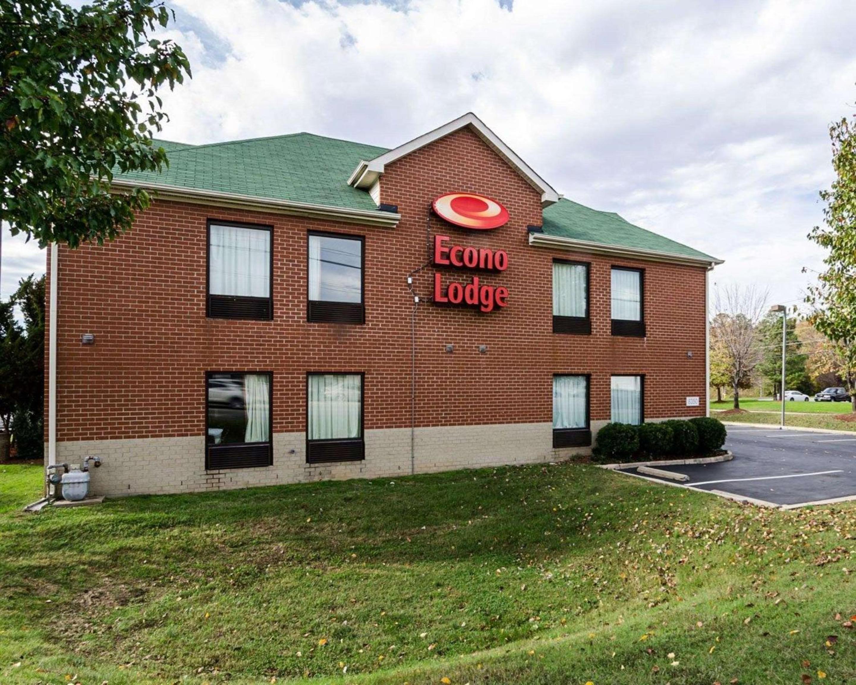 Econo Lodge Richmond North view 2