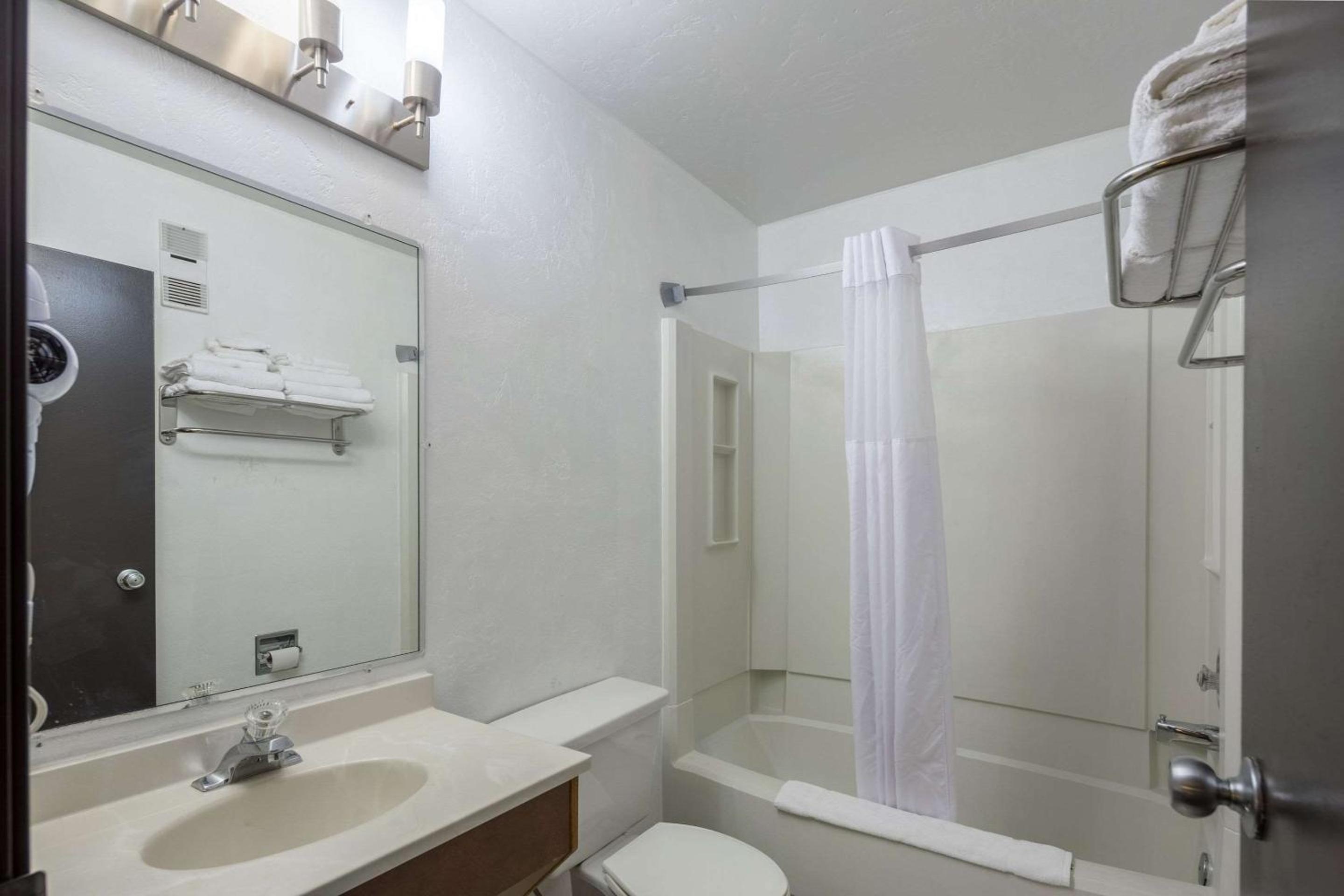 Moses Lake Vacations - Quality Inn - Property Image 16