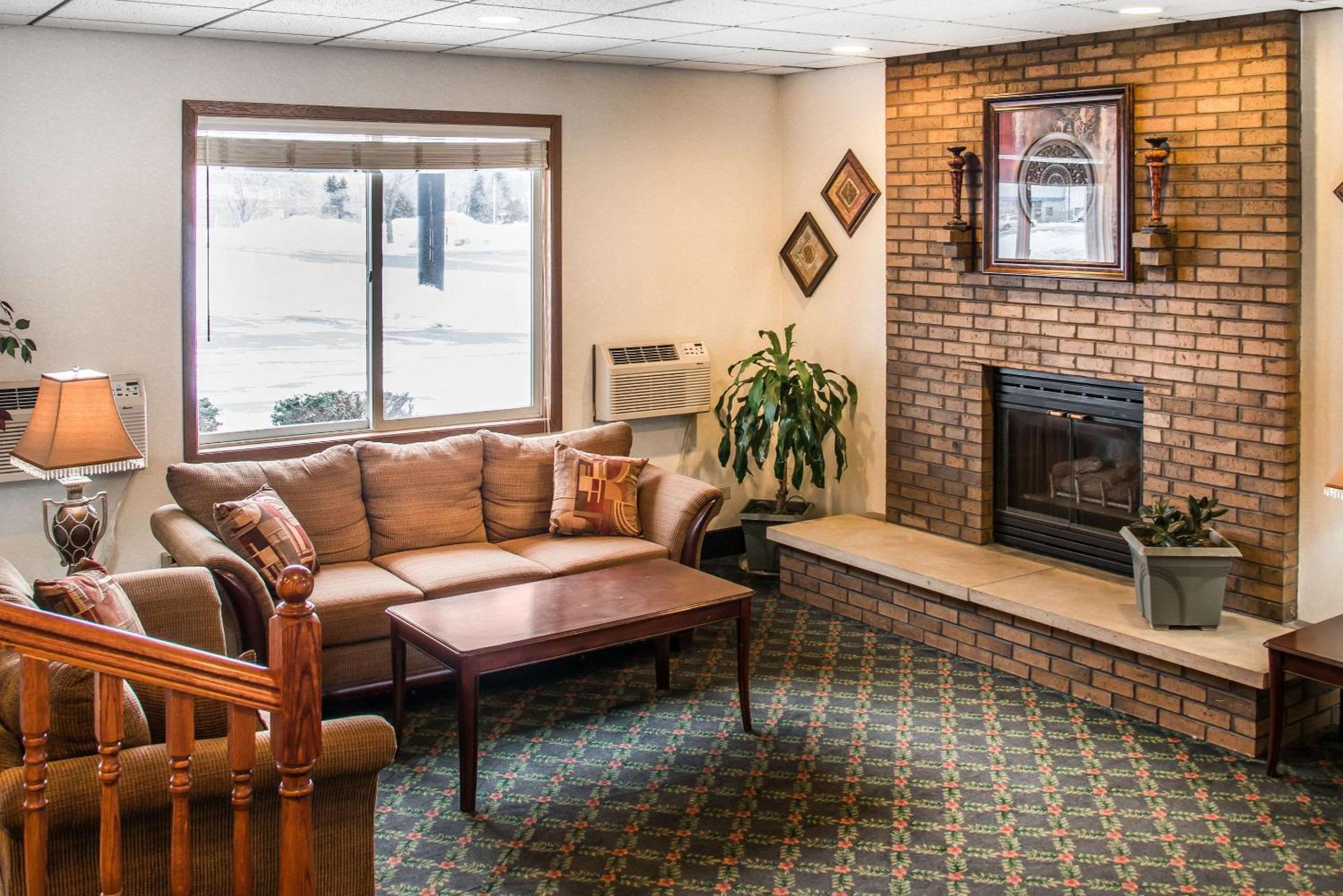 Hudson Inn & Suites view 3