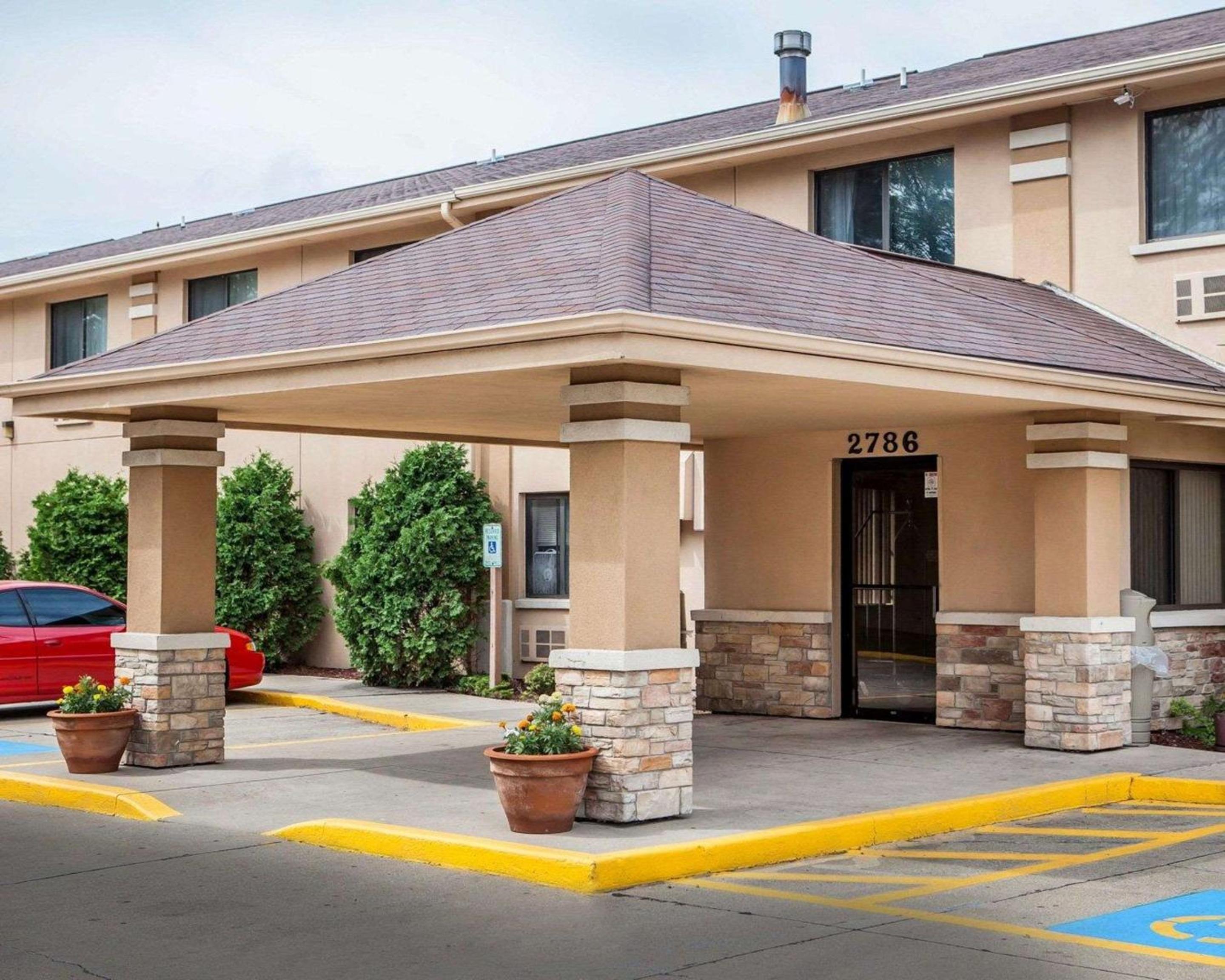 Rockford Vacations - Quality Inn - Property Image 1