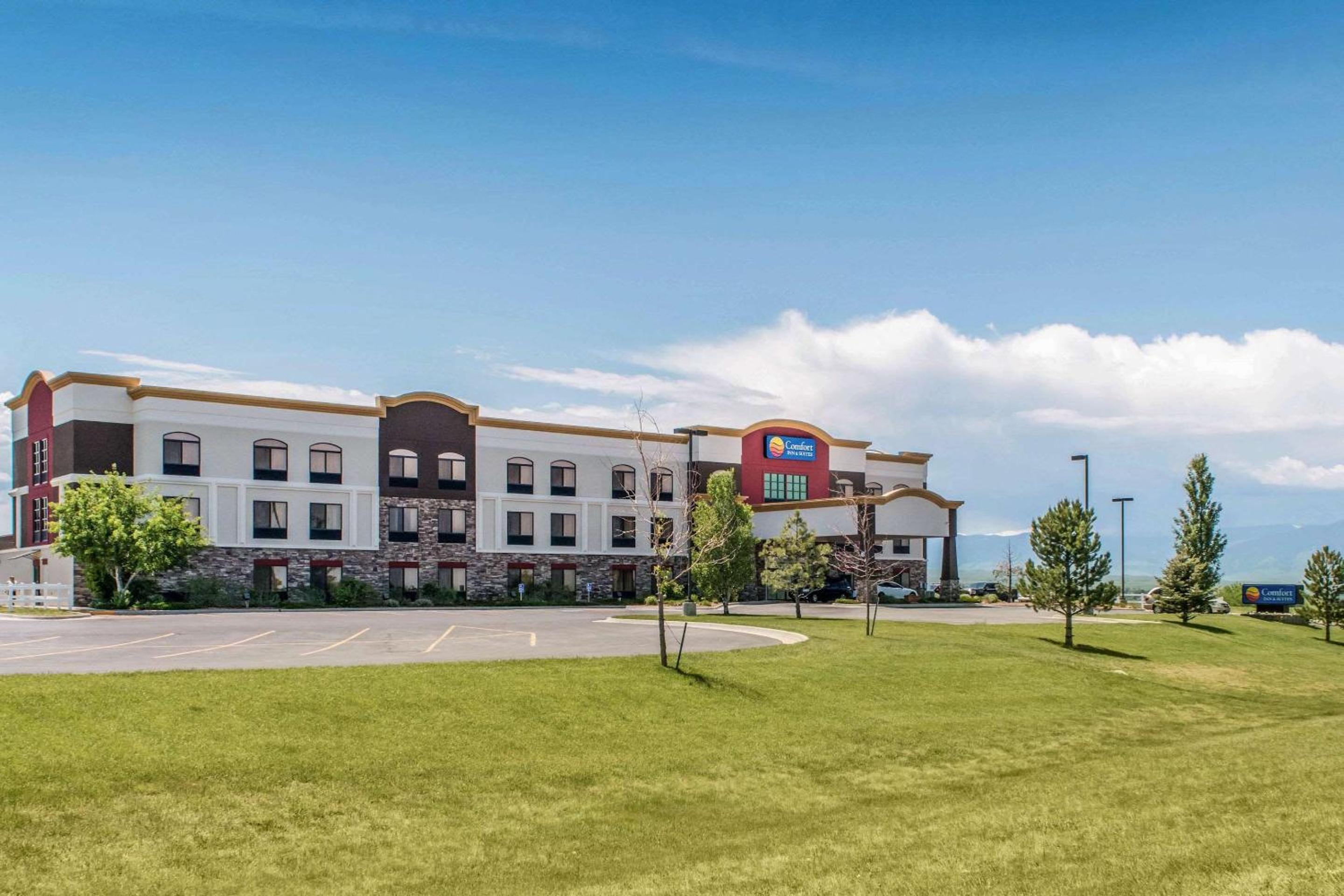 Sheridan Vacations - Comfort Inn  Suites Sheridan - Property Image 1
