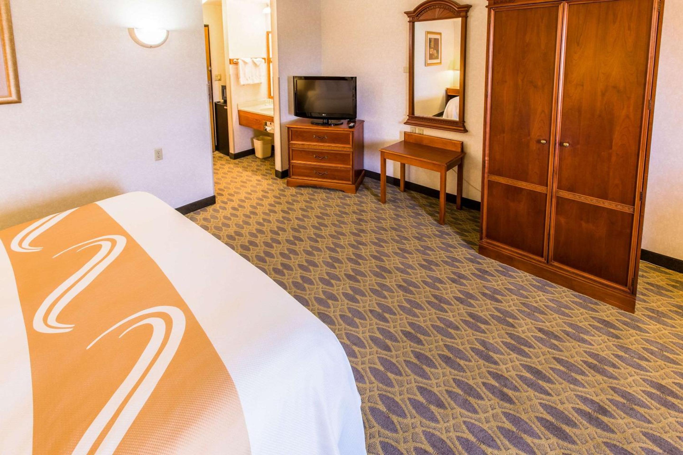 Laramie Vacations - Quality Inn  Suites University - Property Image 3