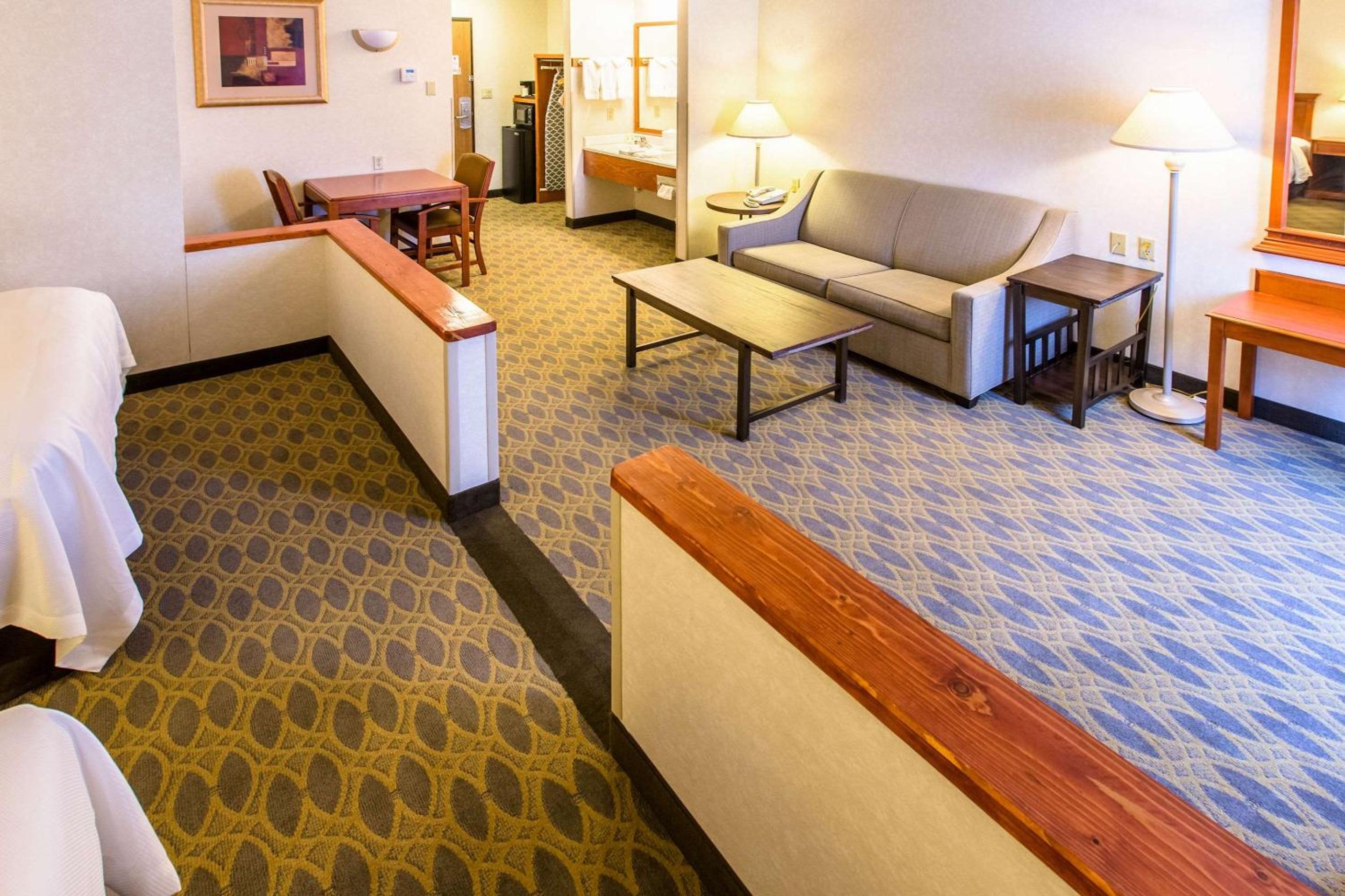 Laramie Vacations - Quality Inn  Suites University - Property Image 8