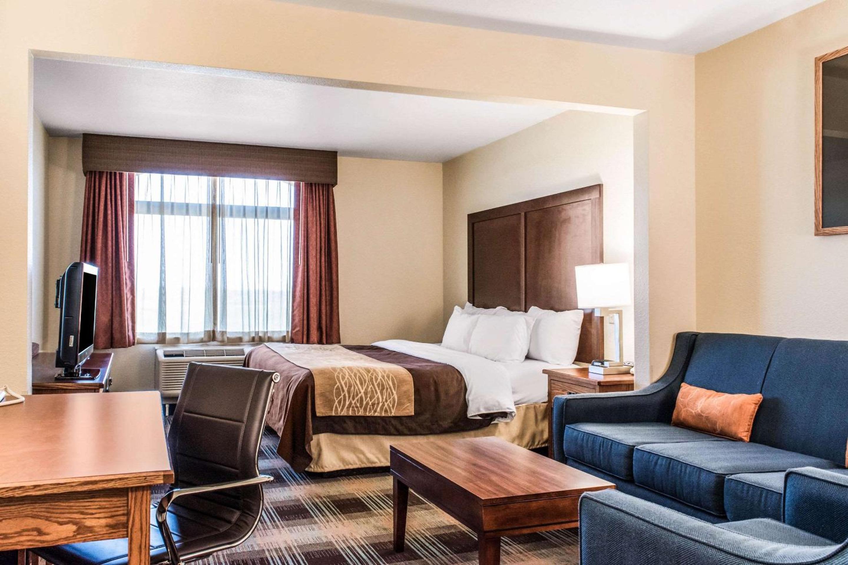 Sheridan Vacations - Comfort Inn  Suites Sheridan - Property Image 9