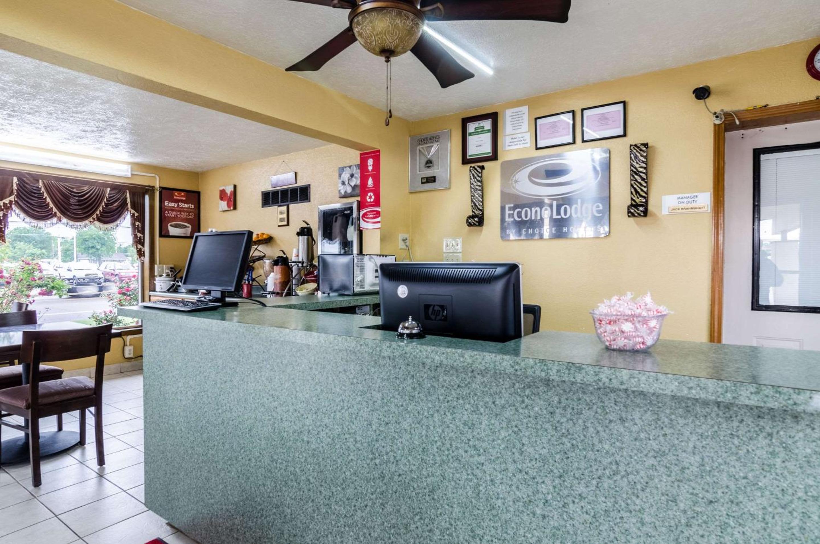 Econo Lodge Winfield view 3