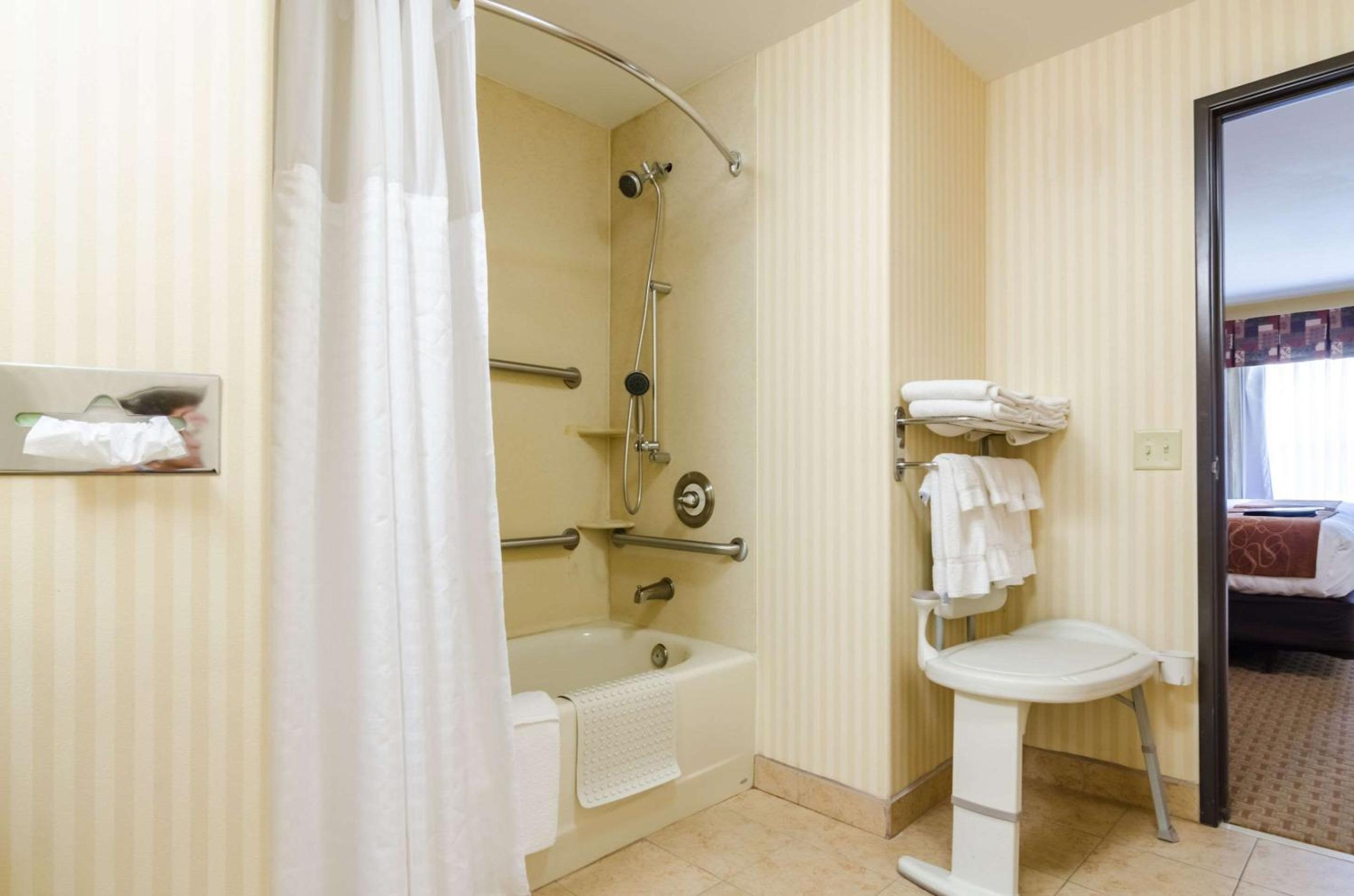 Comfort Suites Salina South, Photo 25