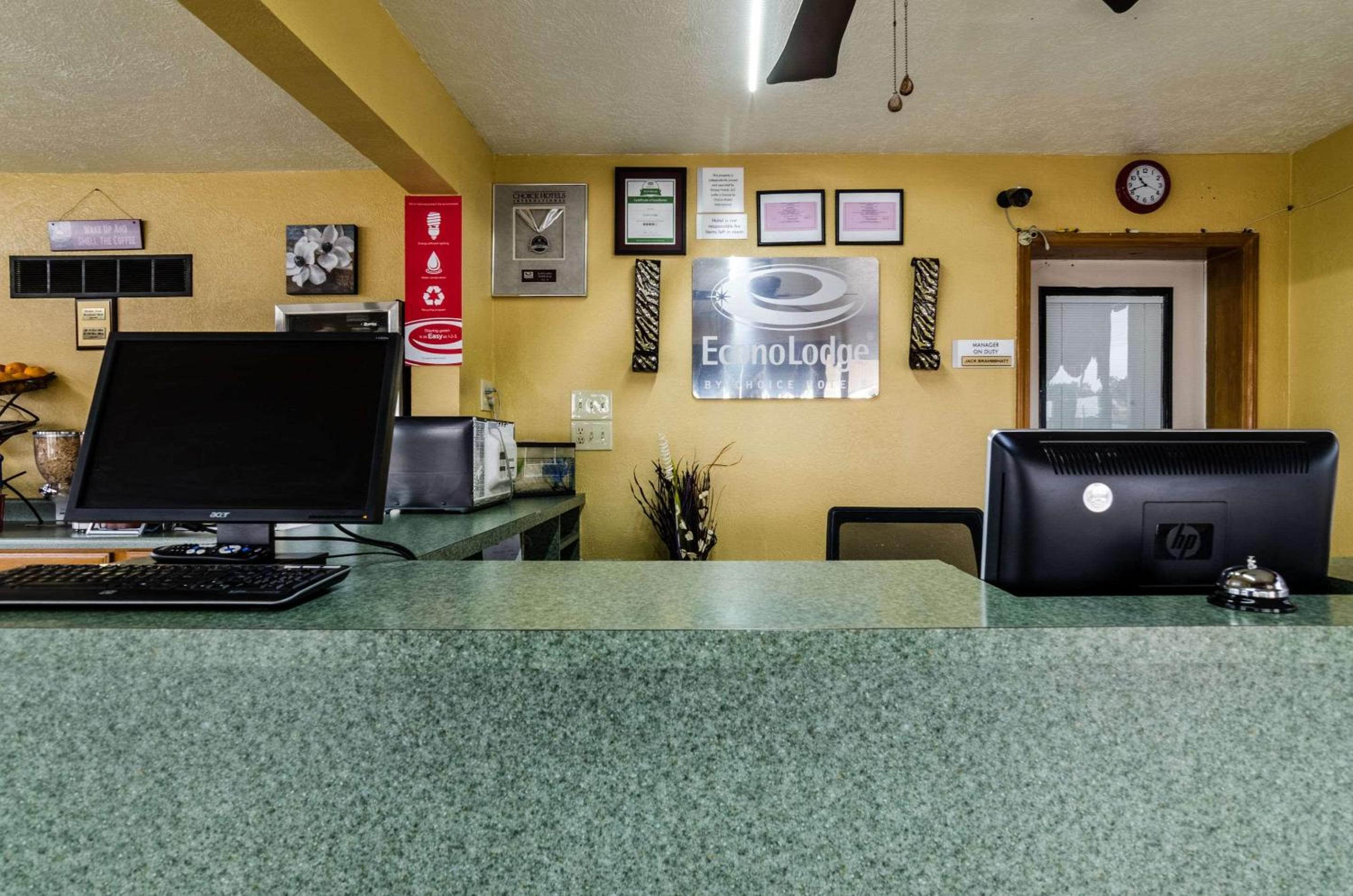 Econo Lodge Winfield view 2