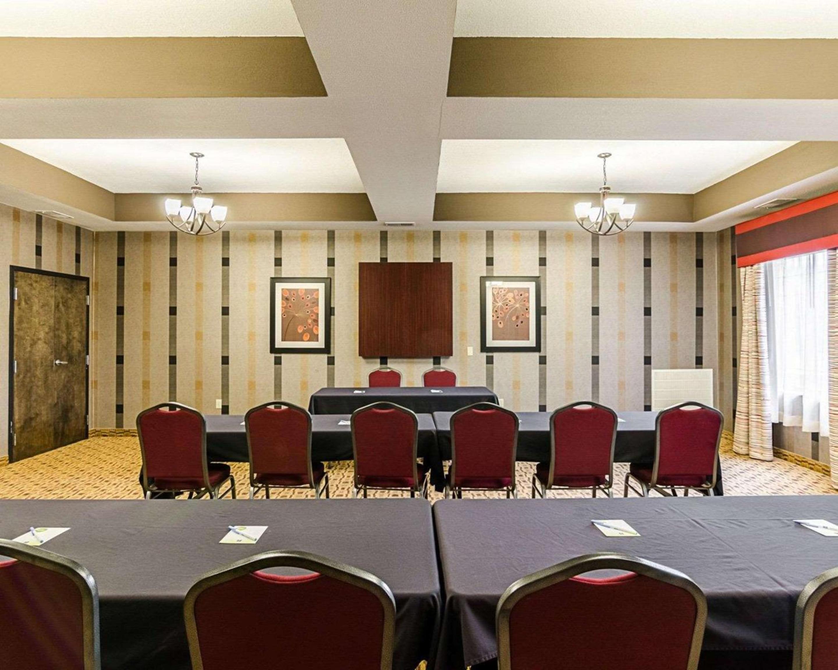 Lawrence Vacations - Comfort Inn  Suites Lawrence - University Area - Property Image 14