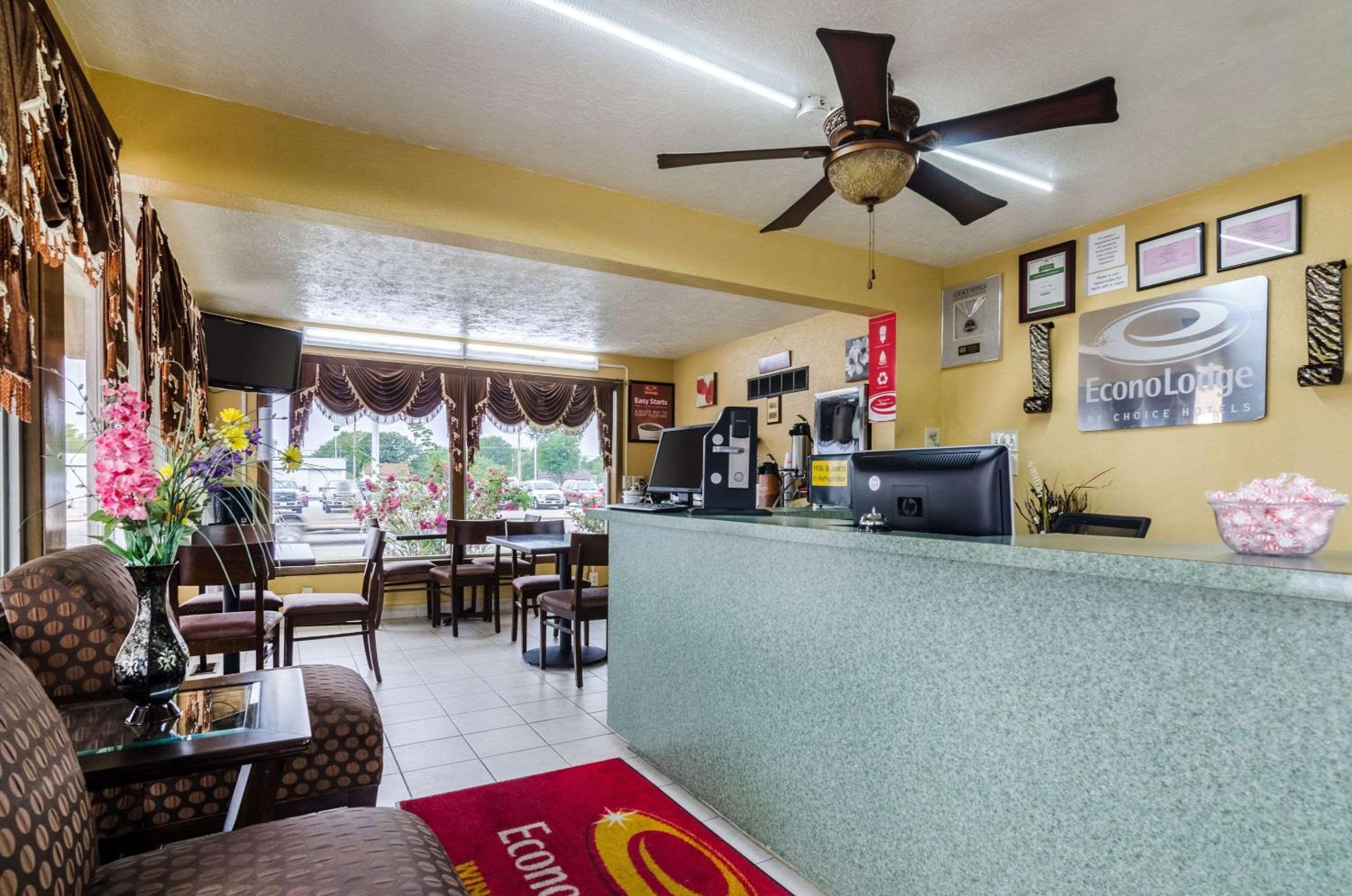 Econo Lodge Winfield view 4