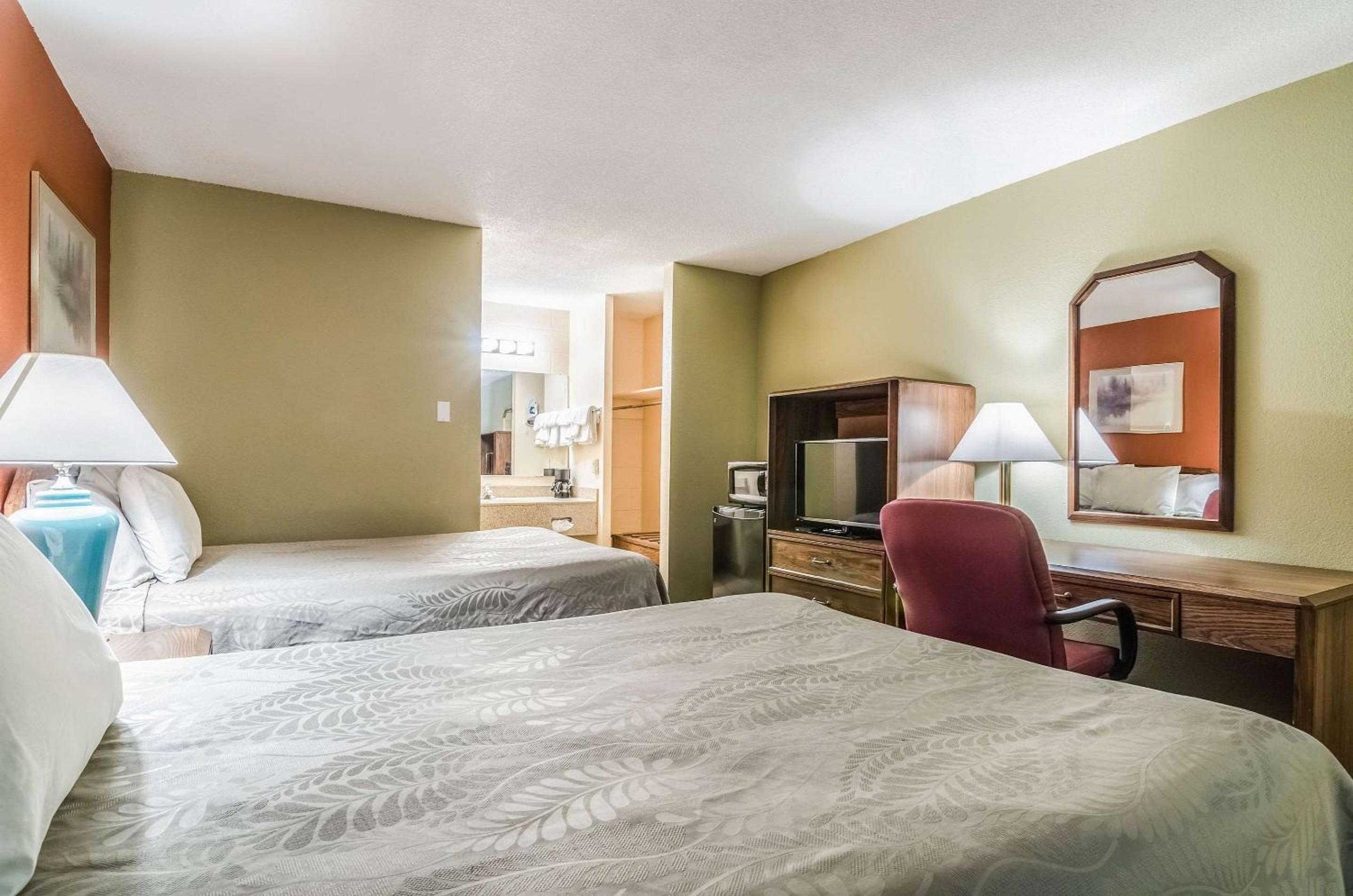 Dodge City Vacations - Executive Inn Dodge City, KS - Property Image 4