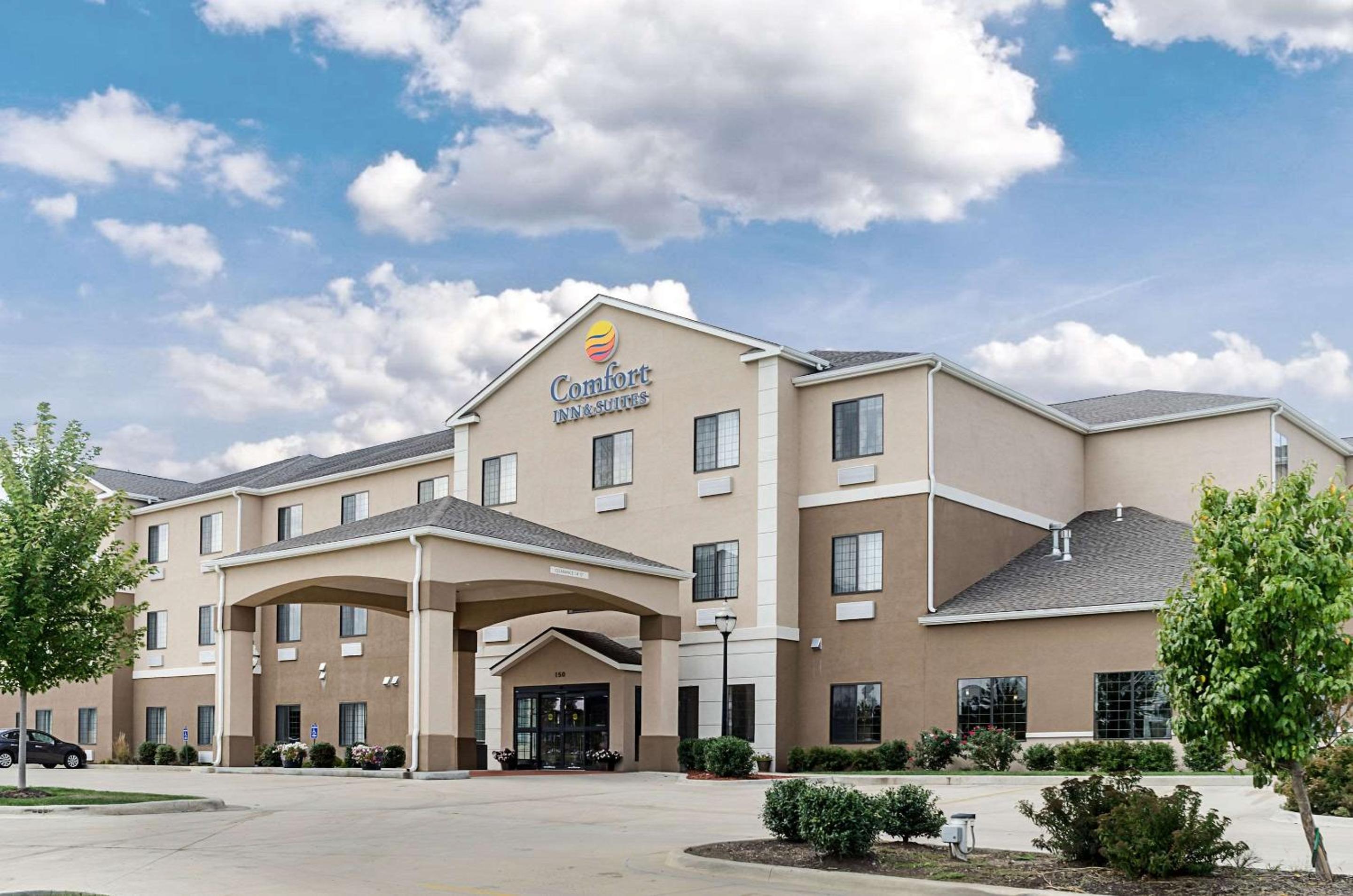 Lawrence Vacations - Comfort Inn  Suites Lawrence - University Area - Property Image 1