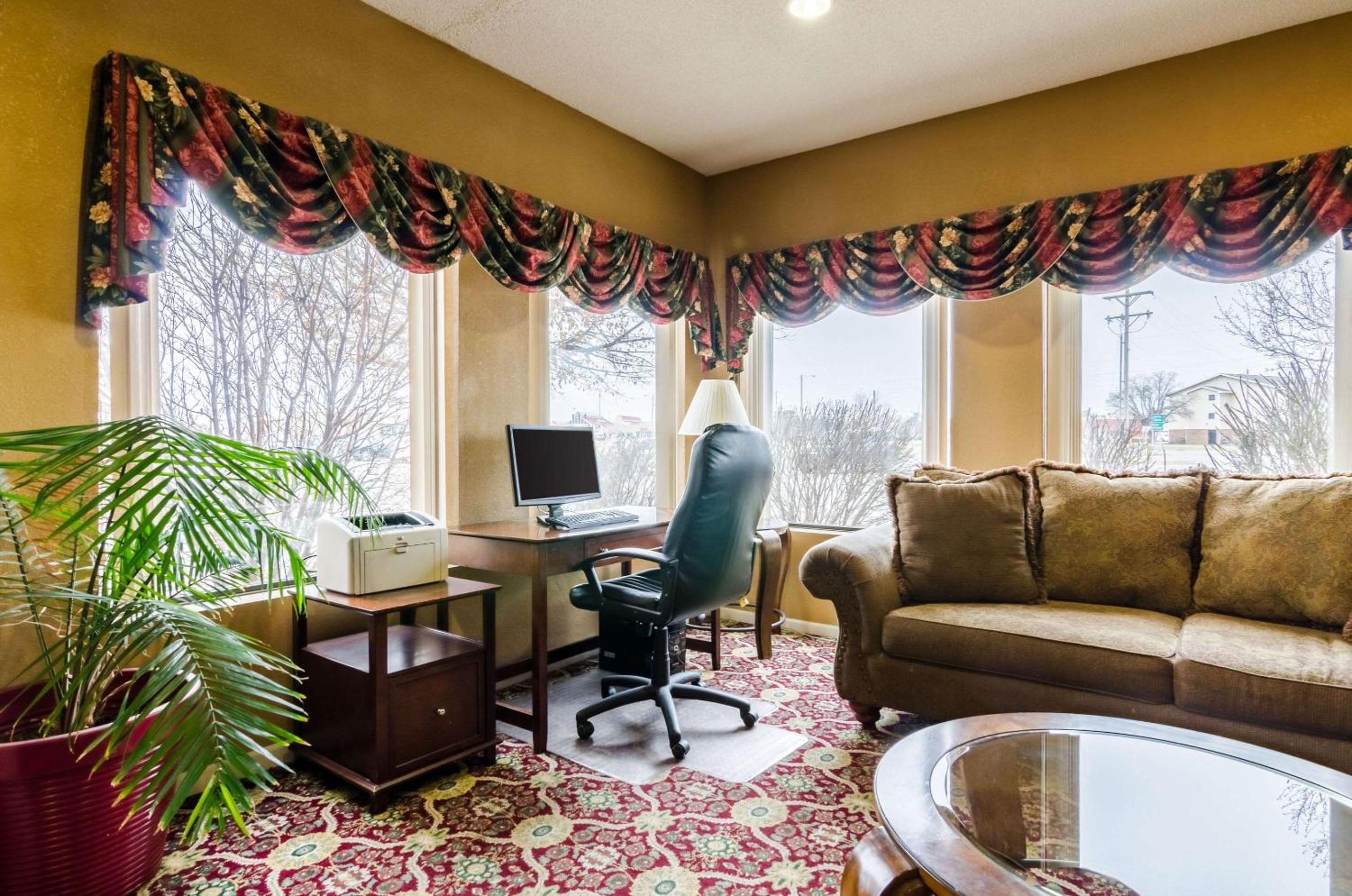 Quality Inn & Suites Manhattan