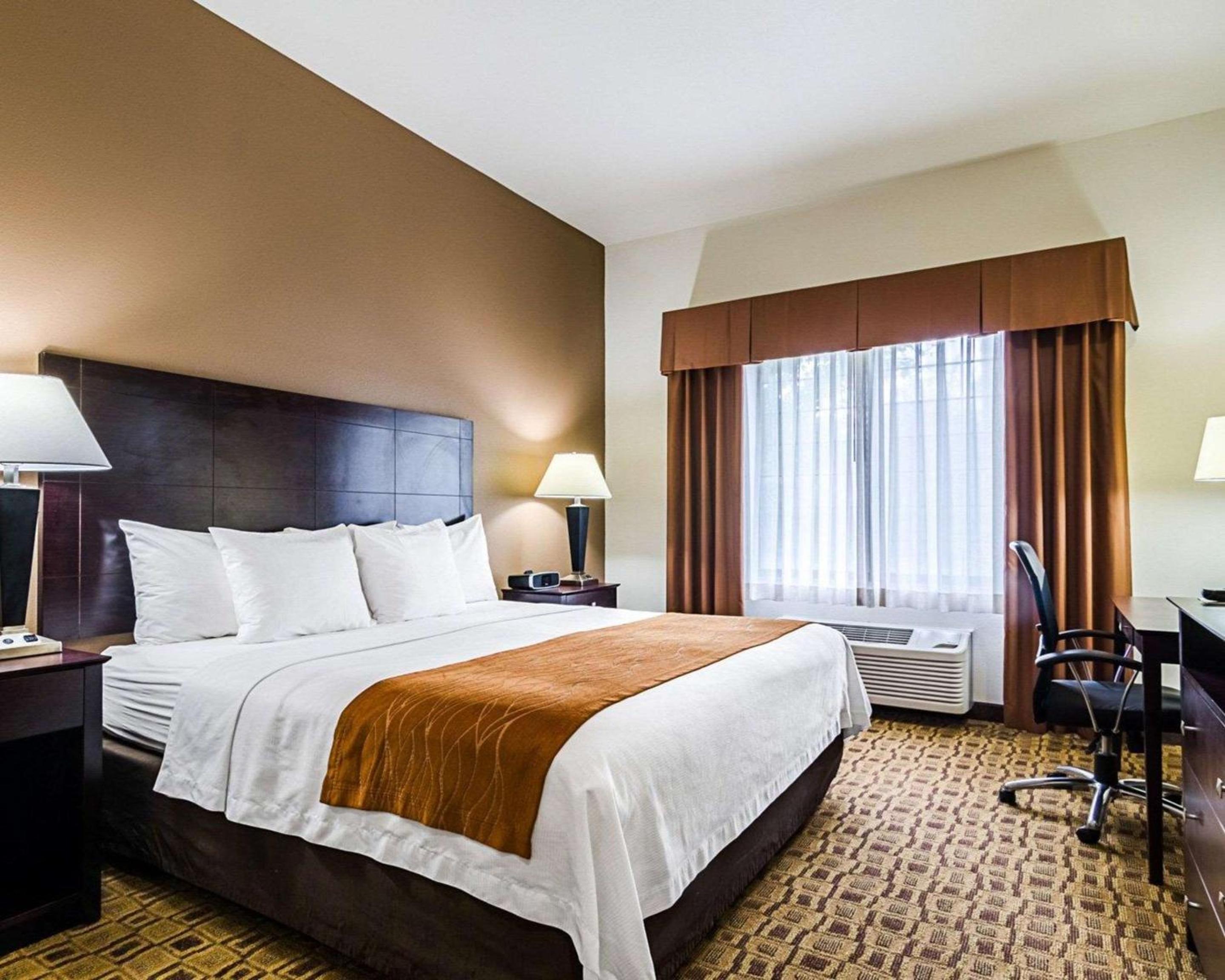 Lawrence Vacations - Comfort Inn  Suites Lawrence - University Area - Property Image 2