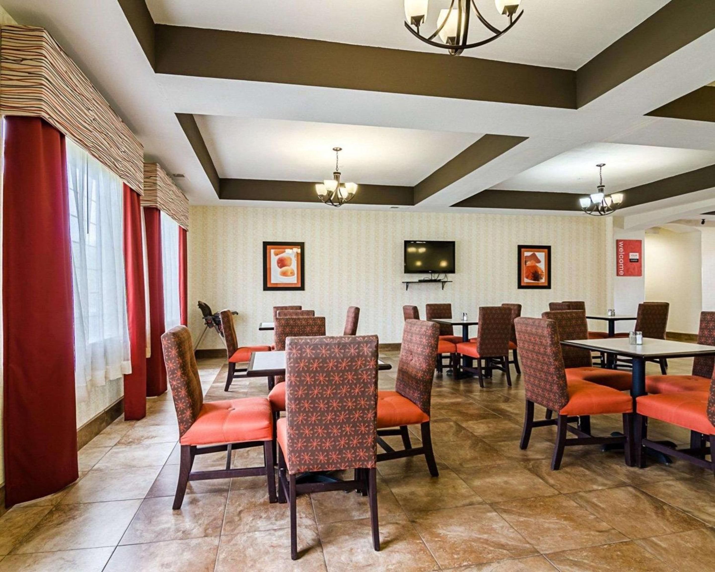 Lawrence Vacations - Comfort Inn  Suites Lawrence - University Area - Property Image 17