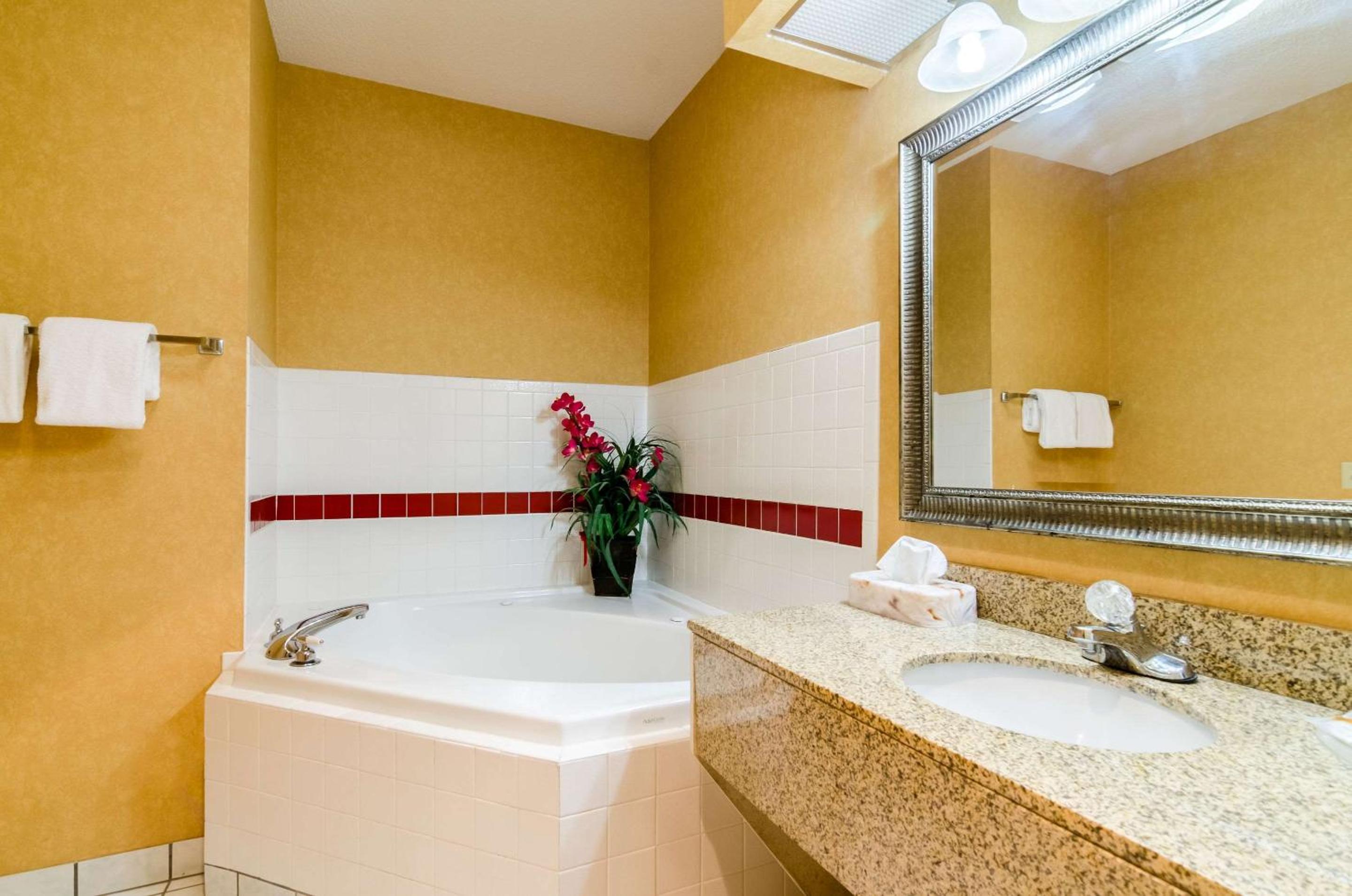 Quality Inn & Suites Manhattan