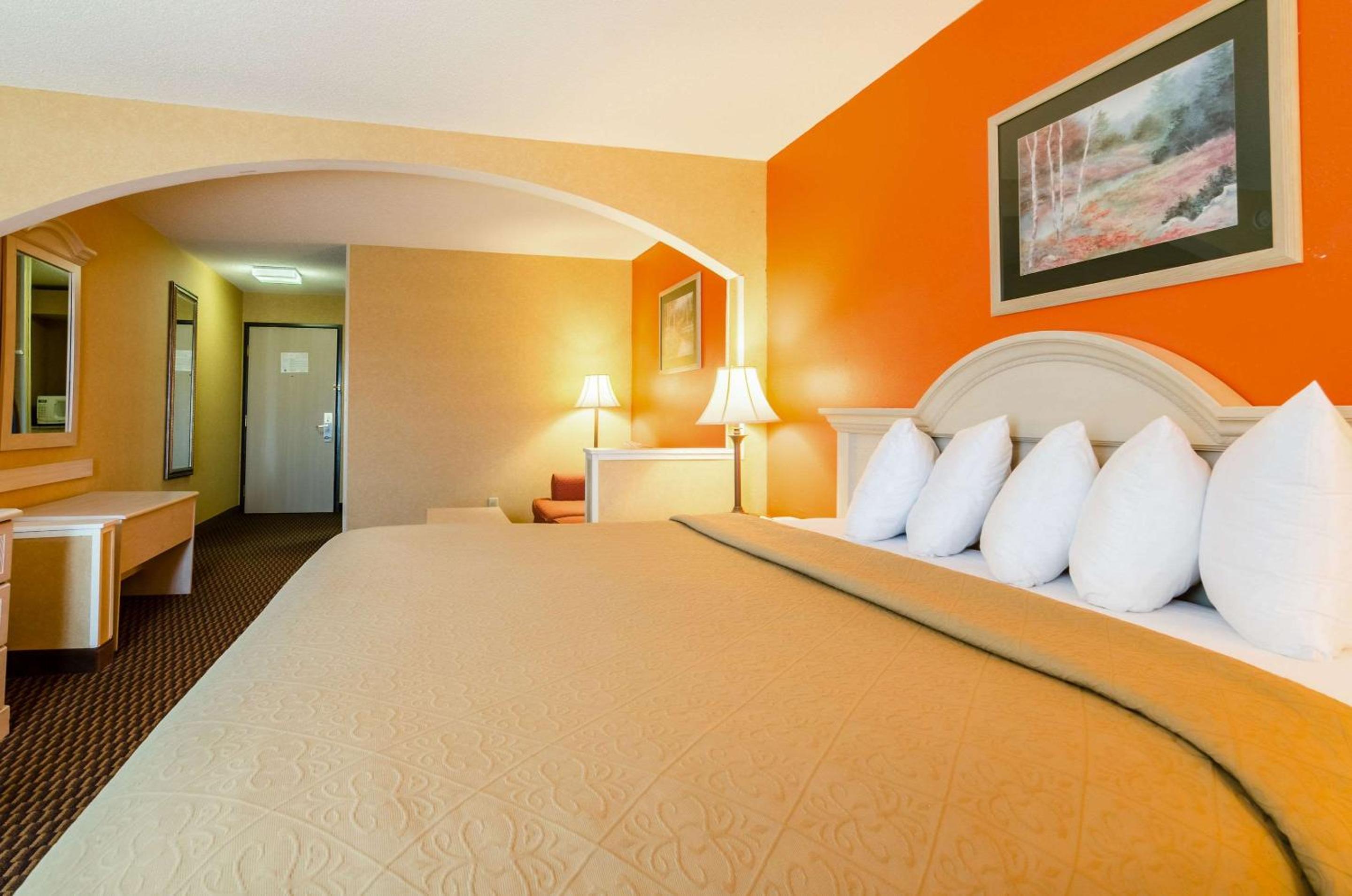 Quality Inn & Suites Manhattan
