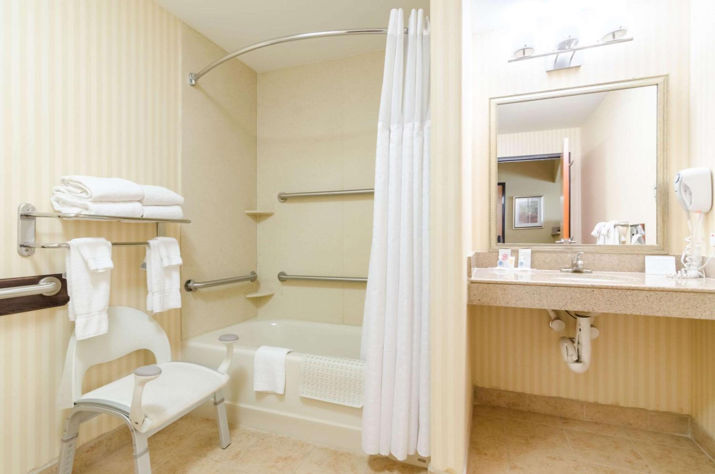 Comfort Suites Salina South, Photo 48