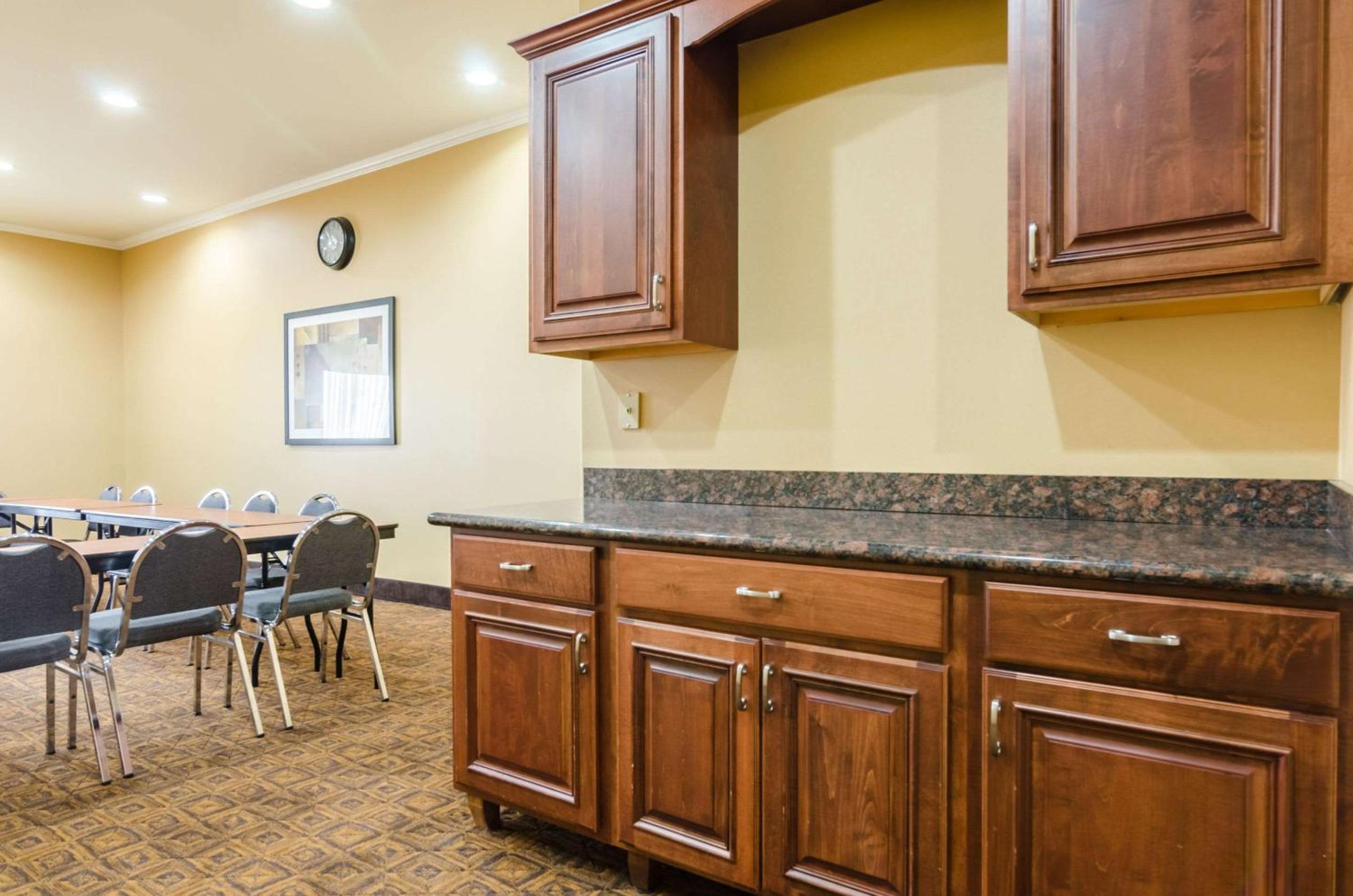 Comfort Suites Salina South, Photo 34