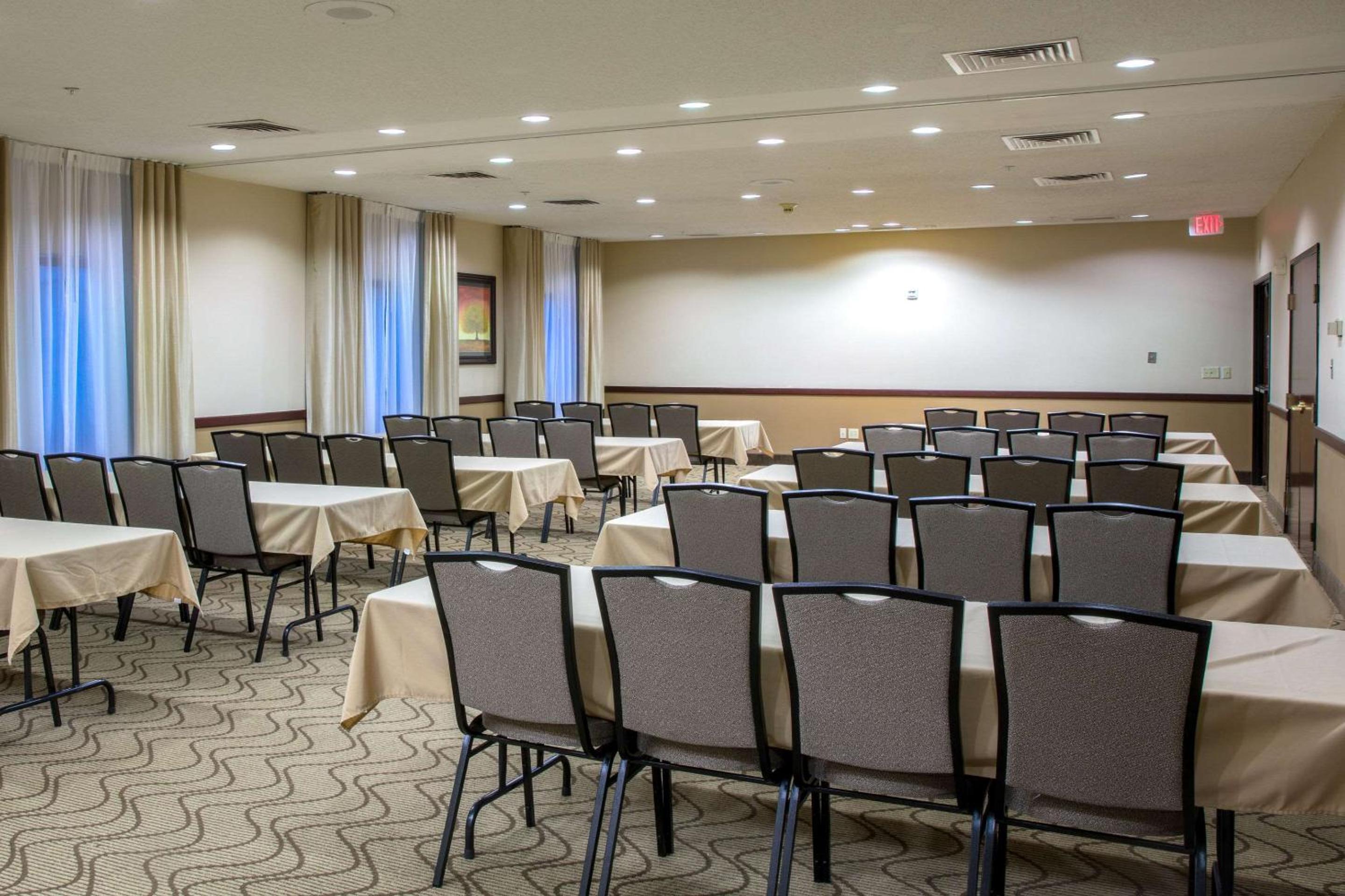 Hutchinson Vacations - Comfort Inn  Suites - Property Image 5