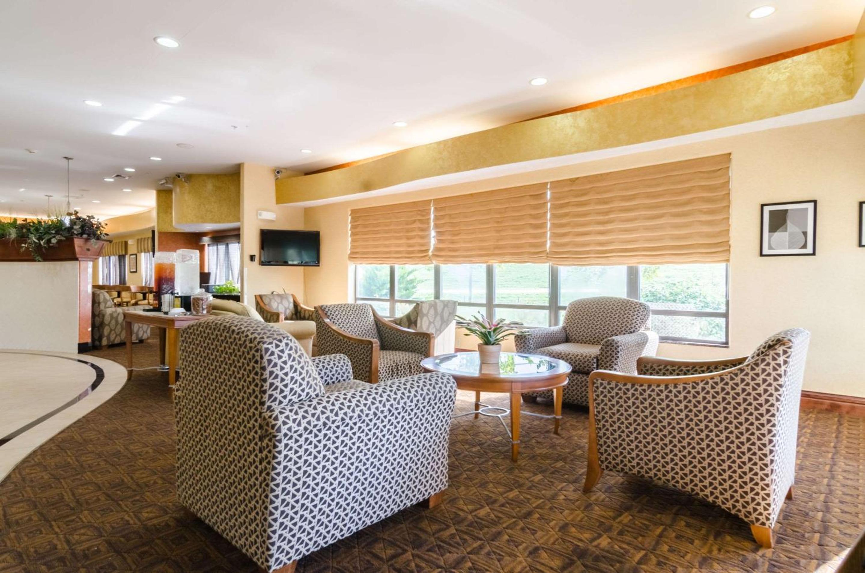 Comfort Suites Salina South, Photo 37