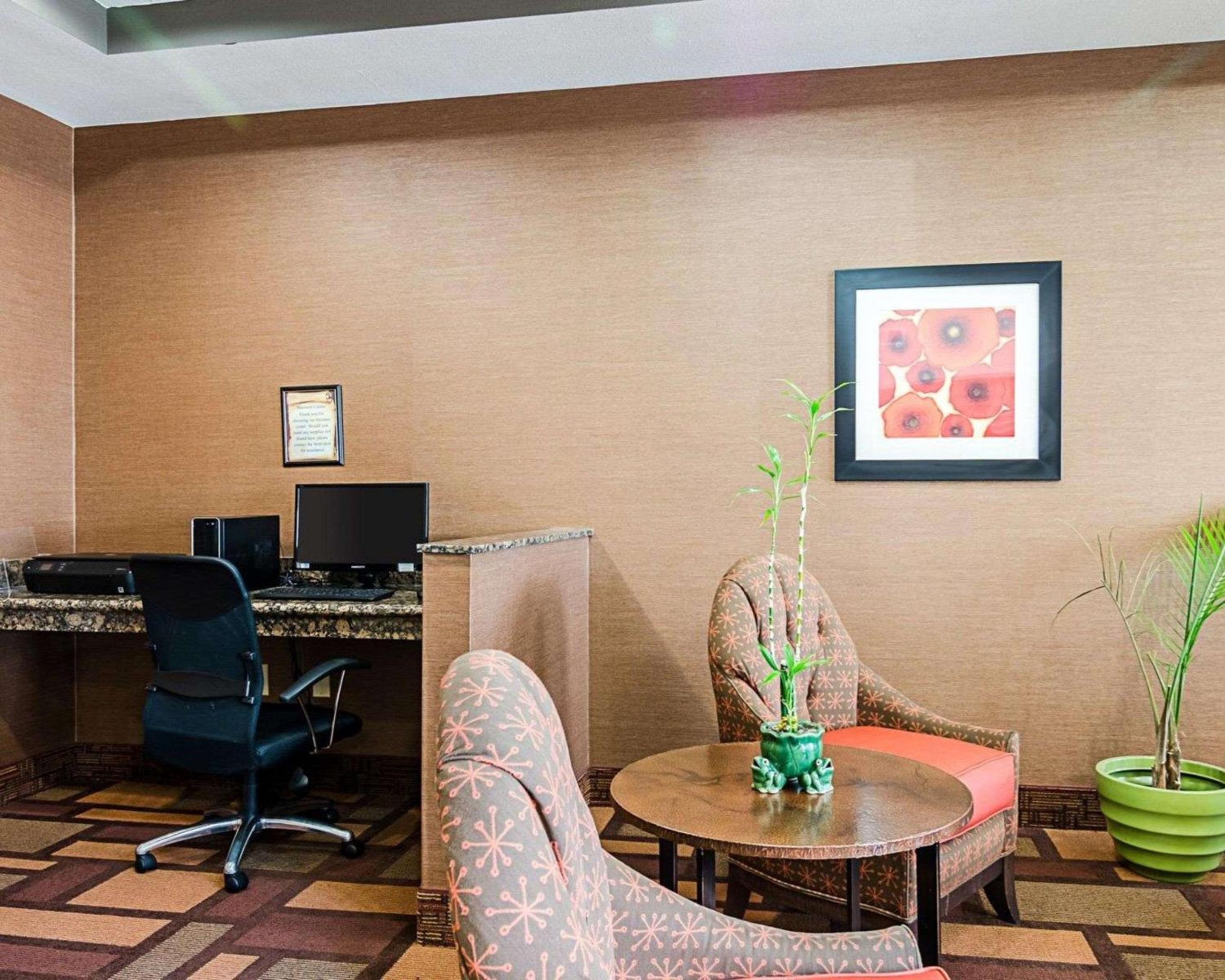 Lawrence Vacations - Comfort Inn  Suites Lawrence - University Area - Property Image 13