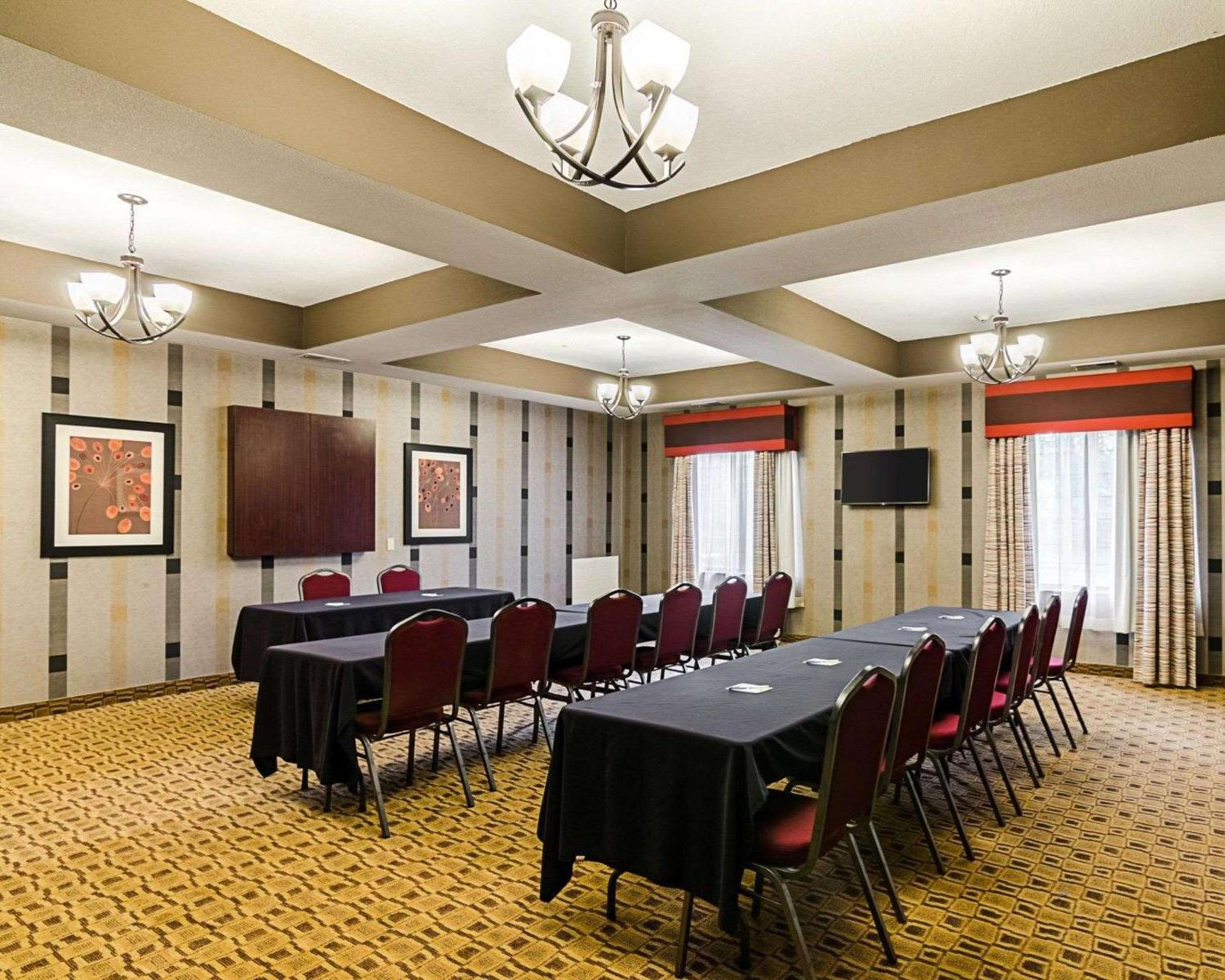 Lawrence Vacations - Comfort Inn  Suites Lawrence - University Area - Property Image 15