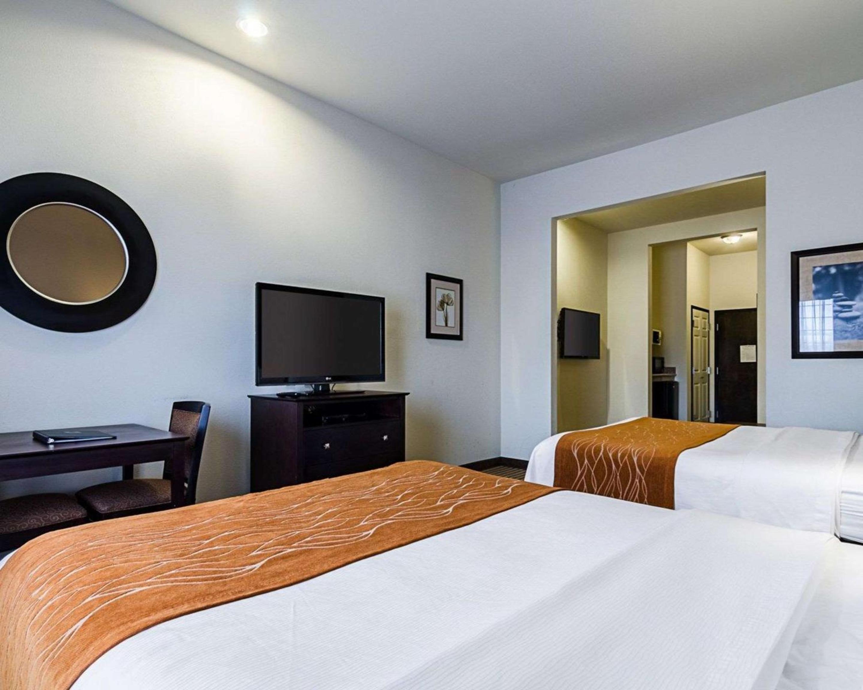 Lawrence Vacations - Comfort Inn  Suites Lawrence - University Area - Property Image 7