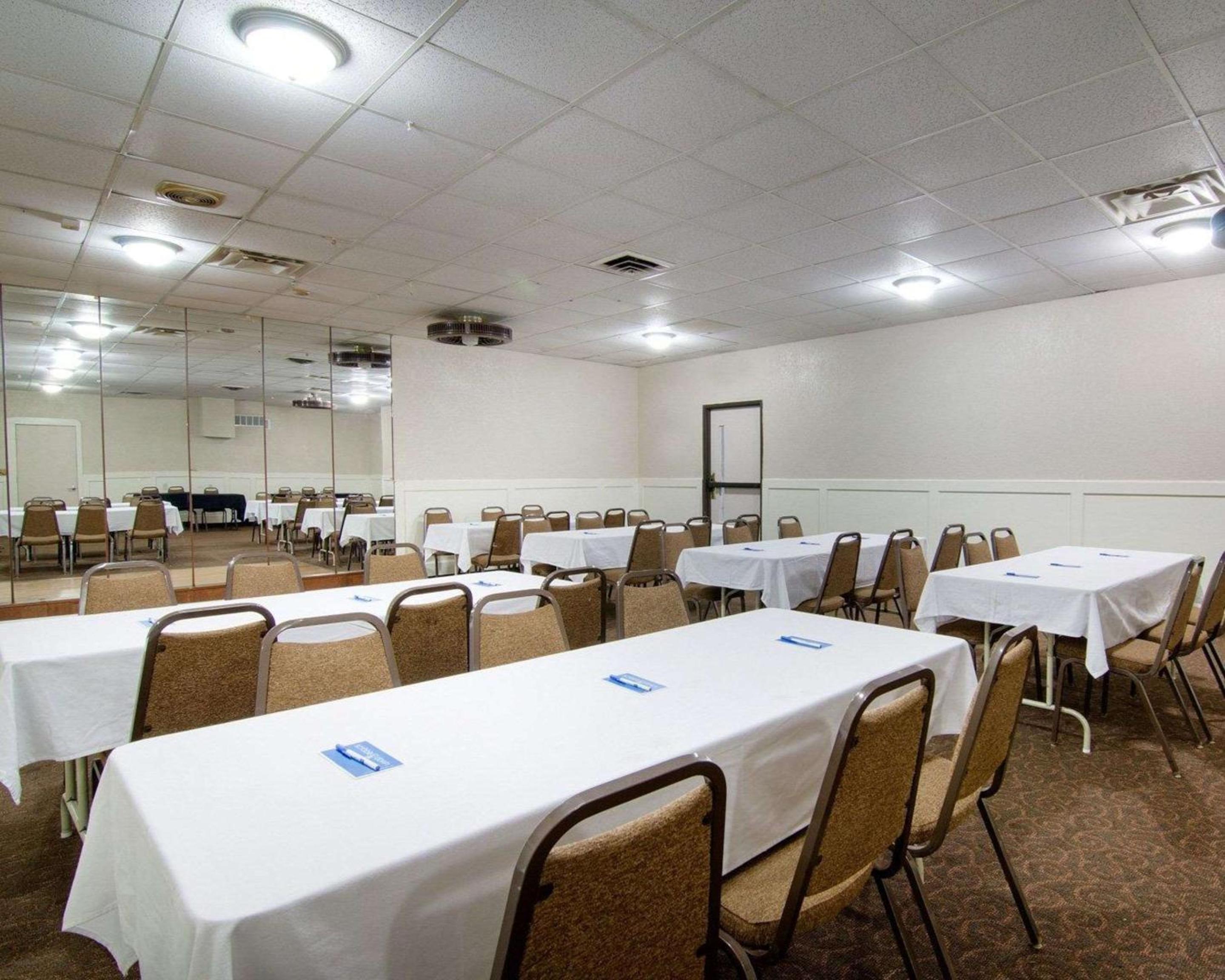 Emporia Vacations - Knights Inn  Suites Emporia - Property Image 68