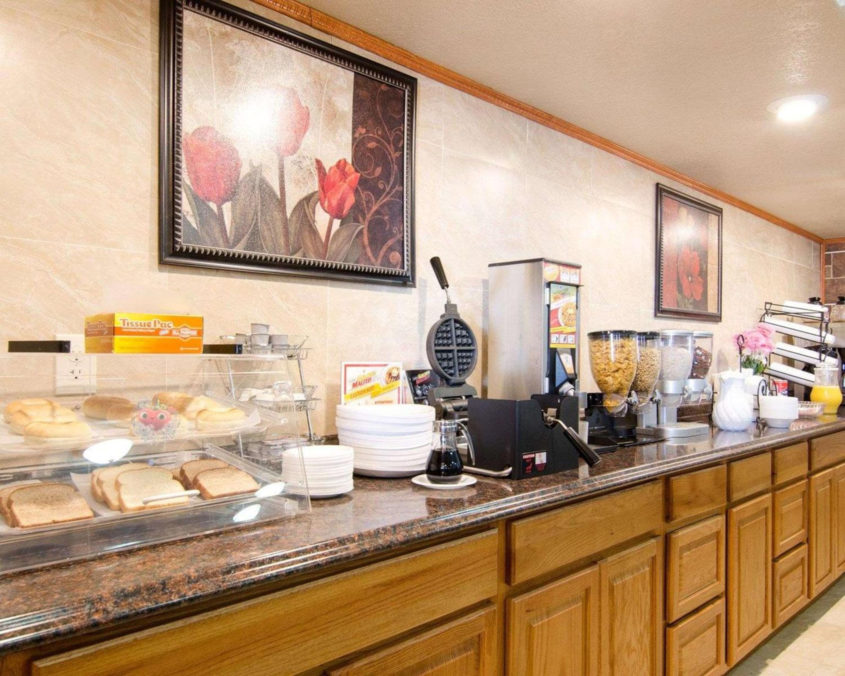 Emporia Vacations - Knights Inn  Suites Emporia - Property Image 60