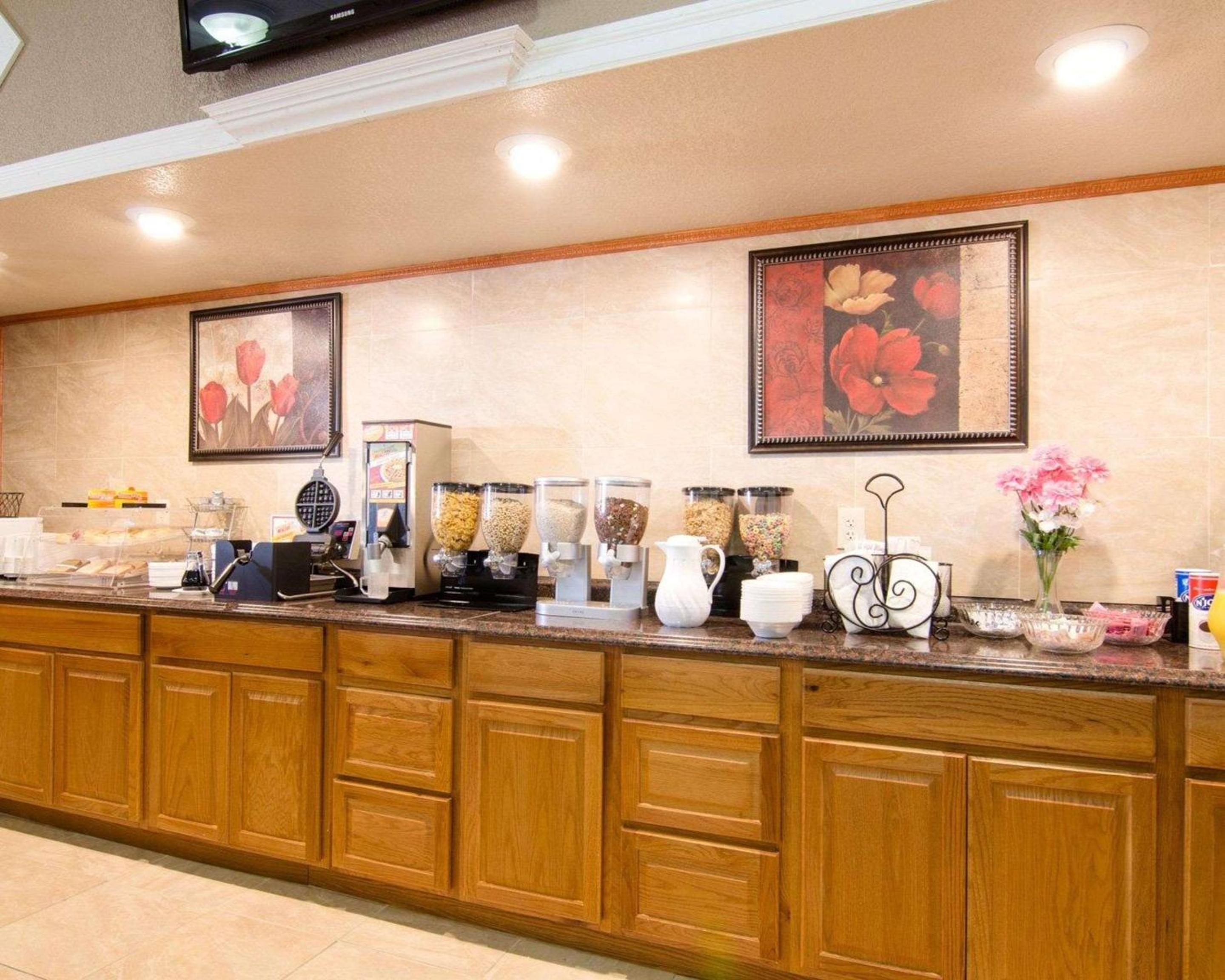 Emporia Vacations - Knights Inn  Suites Emporia - Property Image 54