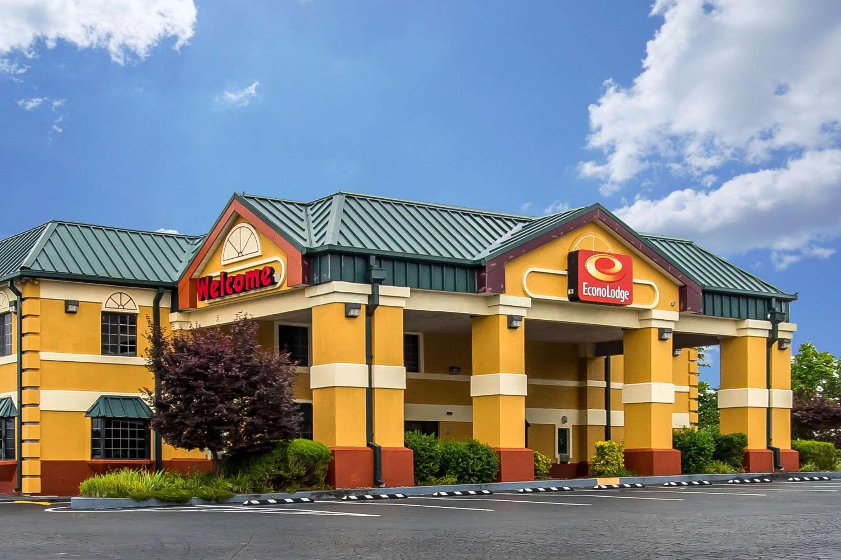 Richmond Vacations - Econo Lodge - Property Image 1