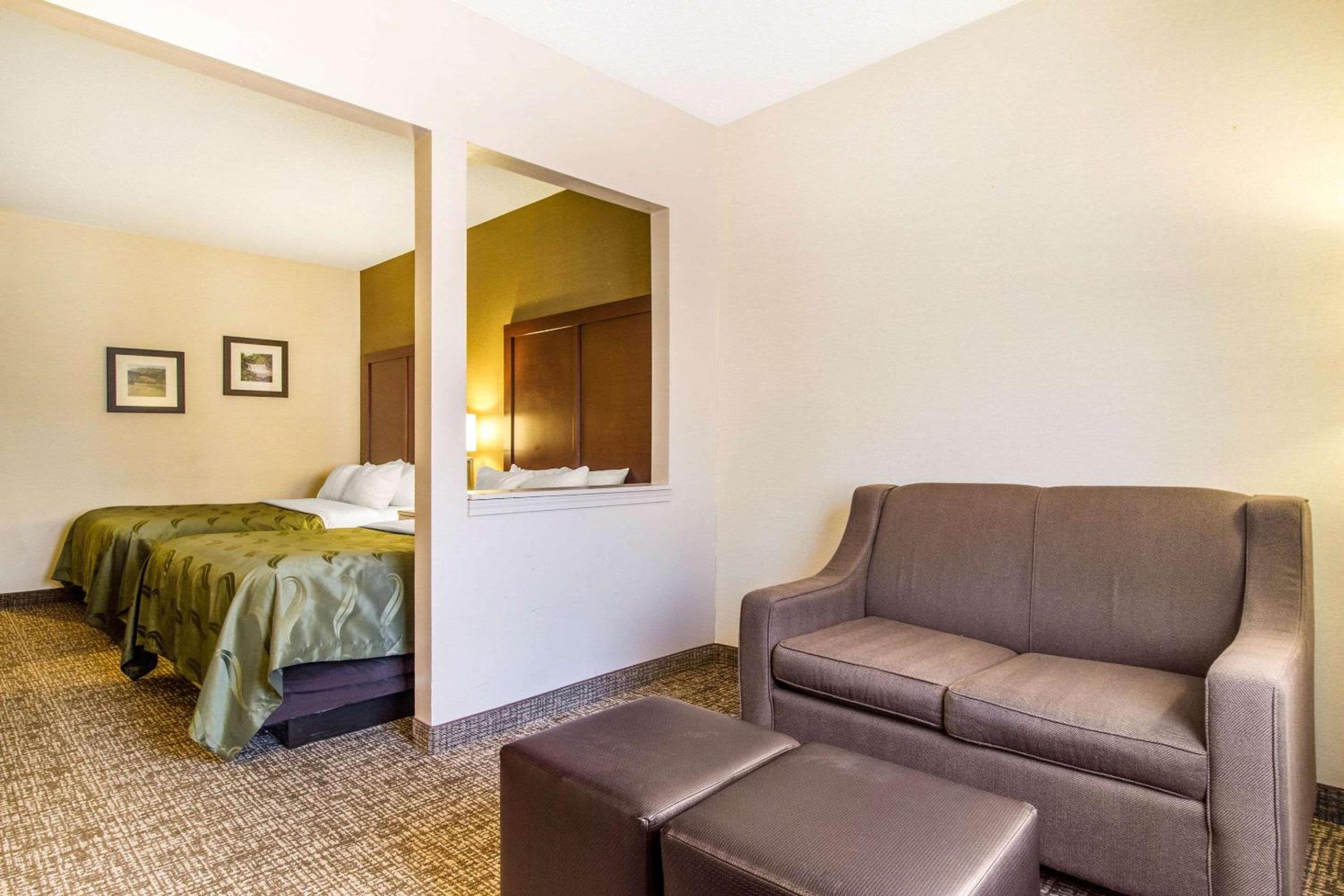 Corbin Vacations - Quality Suites - Property Image 2