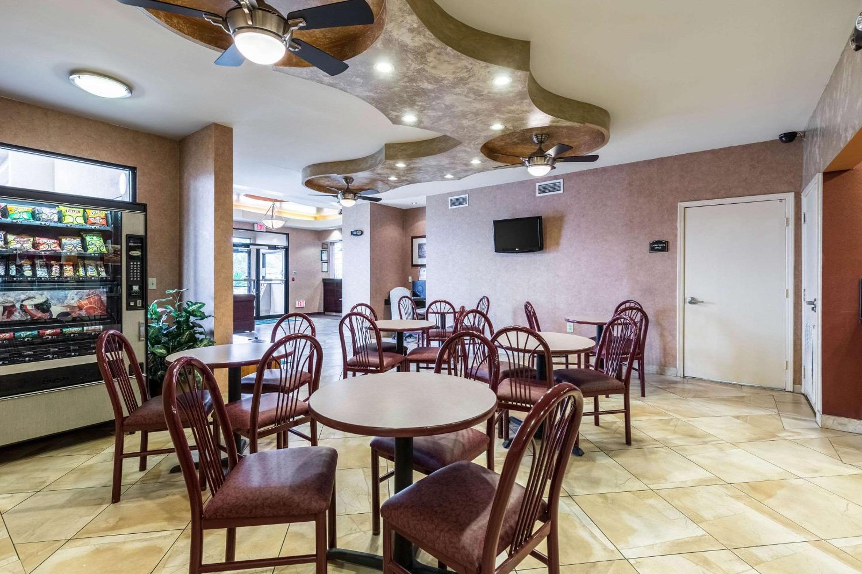 Alexandria Vacations - Quality Inn - Property Image 2