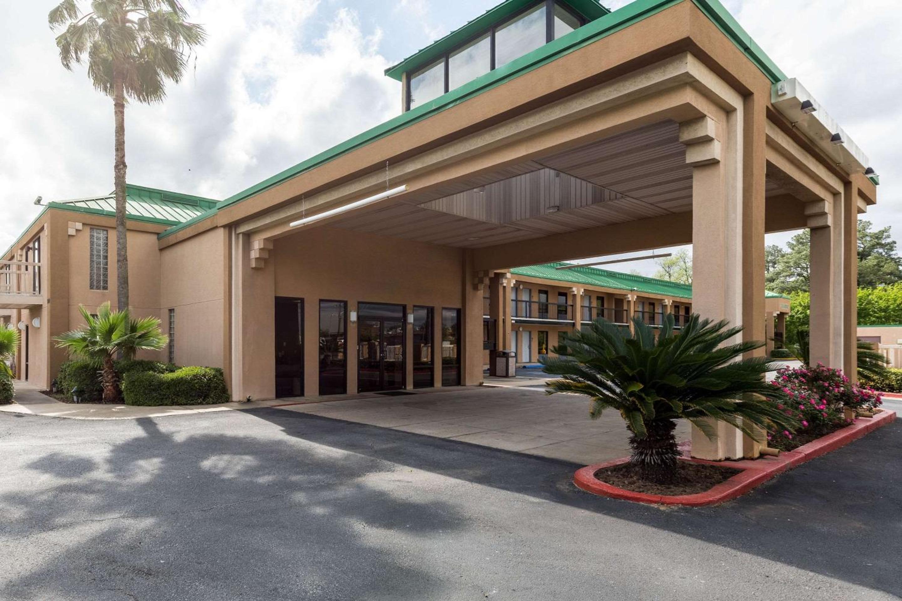 Alexandria Vacations - Quality Inn - Property Image 1
