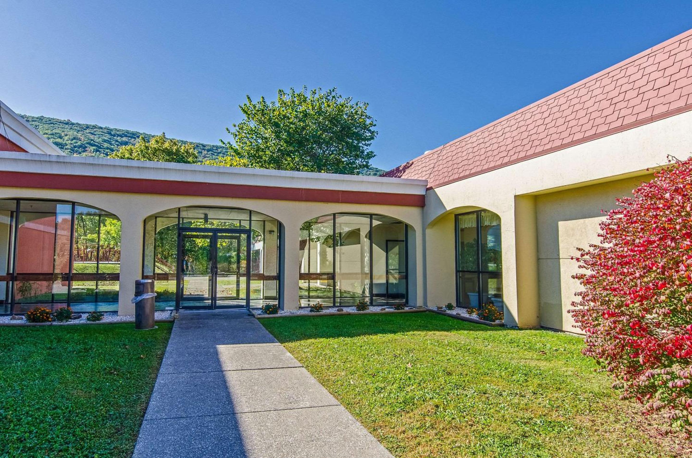 Econo Lodge Inn & Suites Norton - Wise South view 4