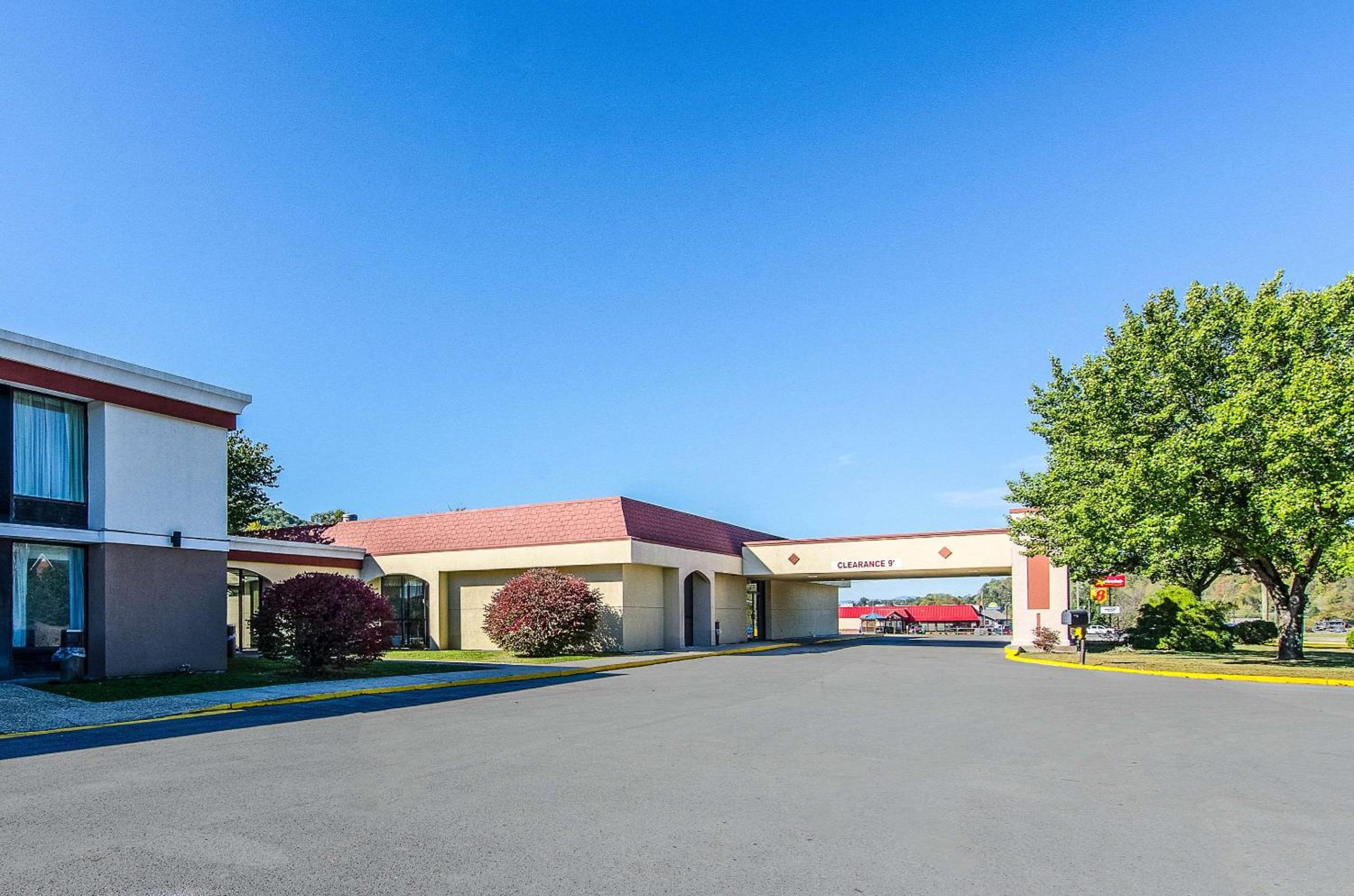 Econo Lodge Inn & Suites Norton - Wise South view 5