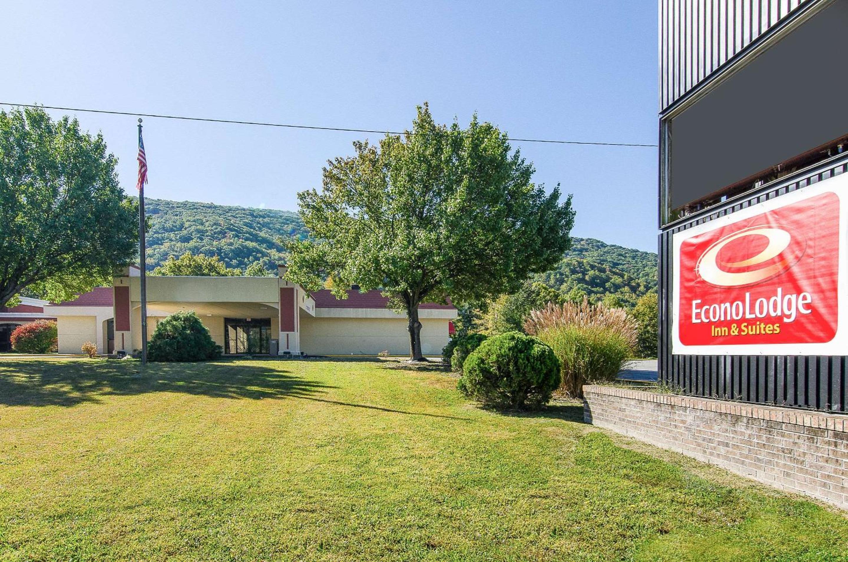 Econo Lodge Inn & Suites Norton - Wise South view 3