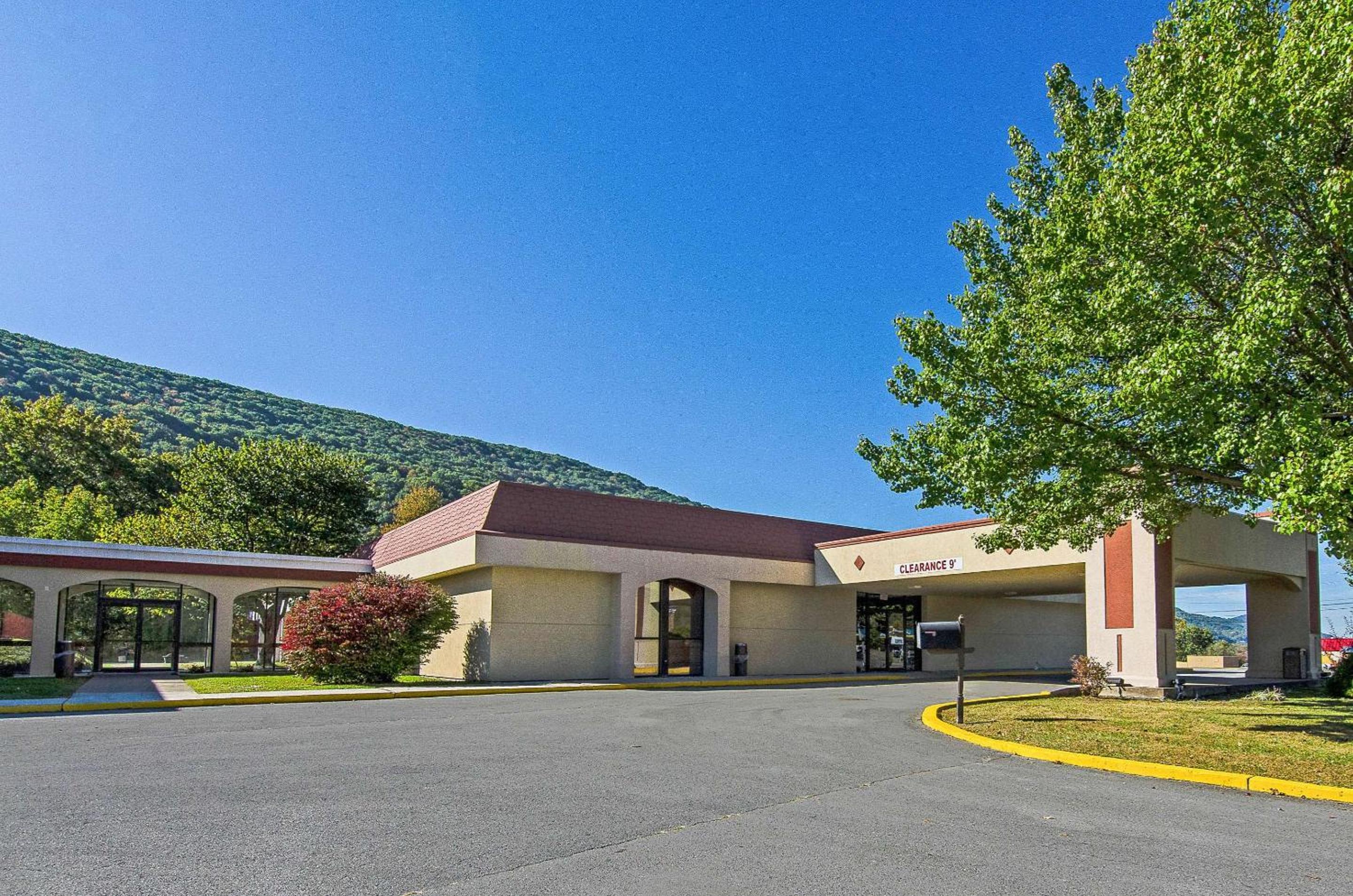 Econo Lodge Inn & Suites Norton - Wise South view 2