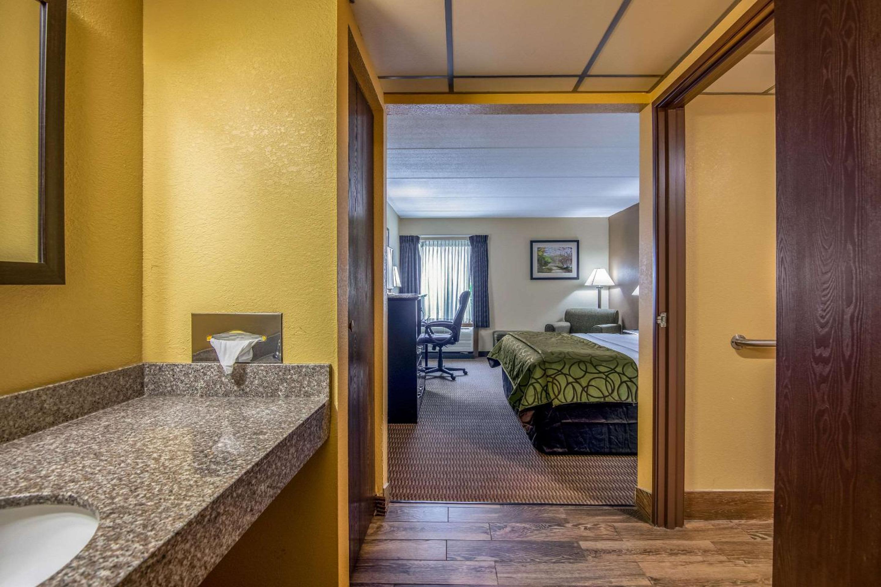 Quality Inn Tully I-81 view 3