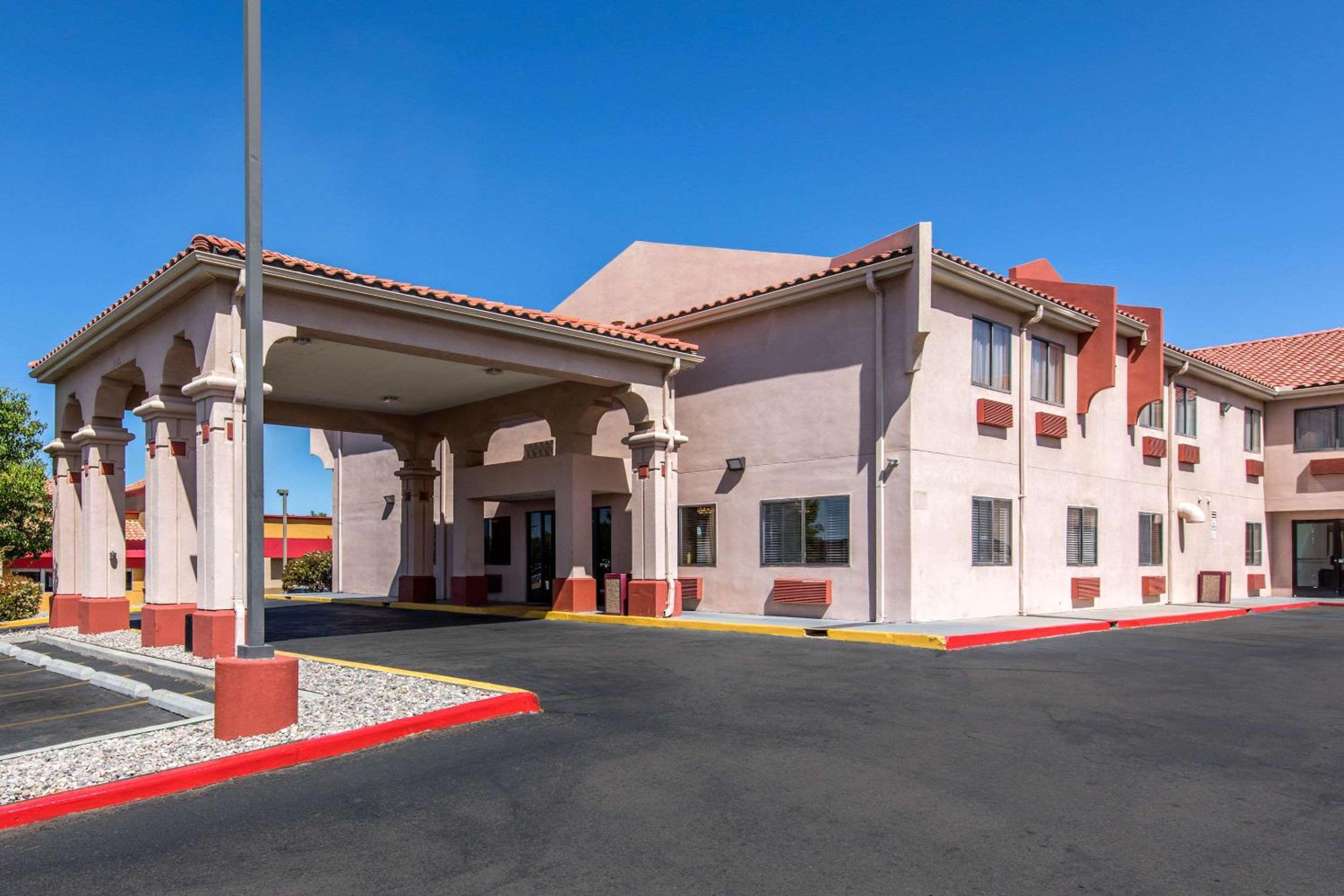 Hotel Quality Inn & Suites Albuquerque North near Balloon Fiesta Park - Image 1
