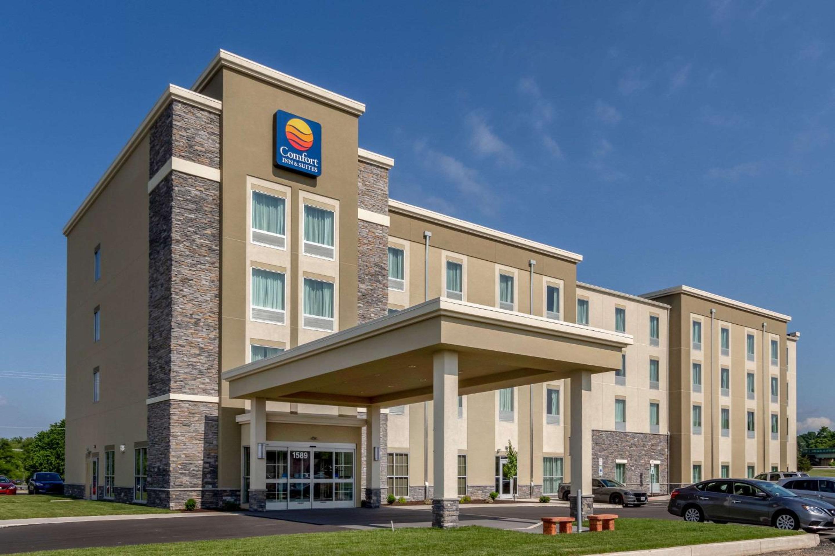 Hotel Comfort Inn & Suites - Harrisburg Airport - Hershey South - Image 1