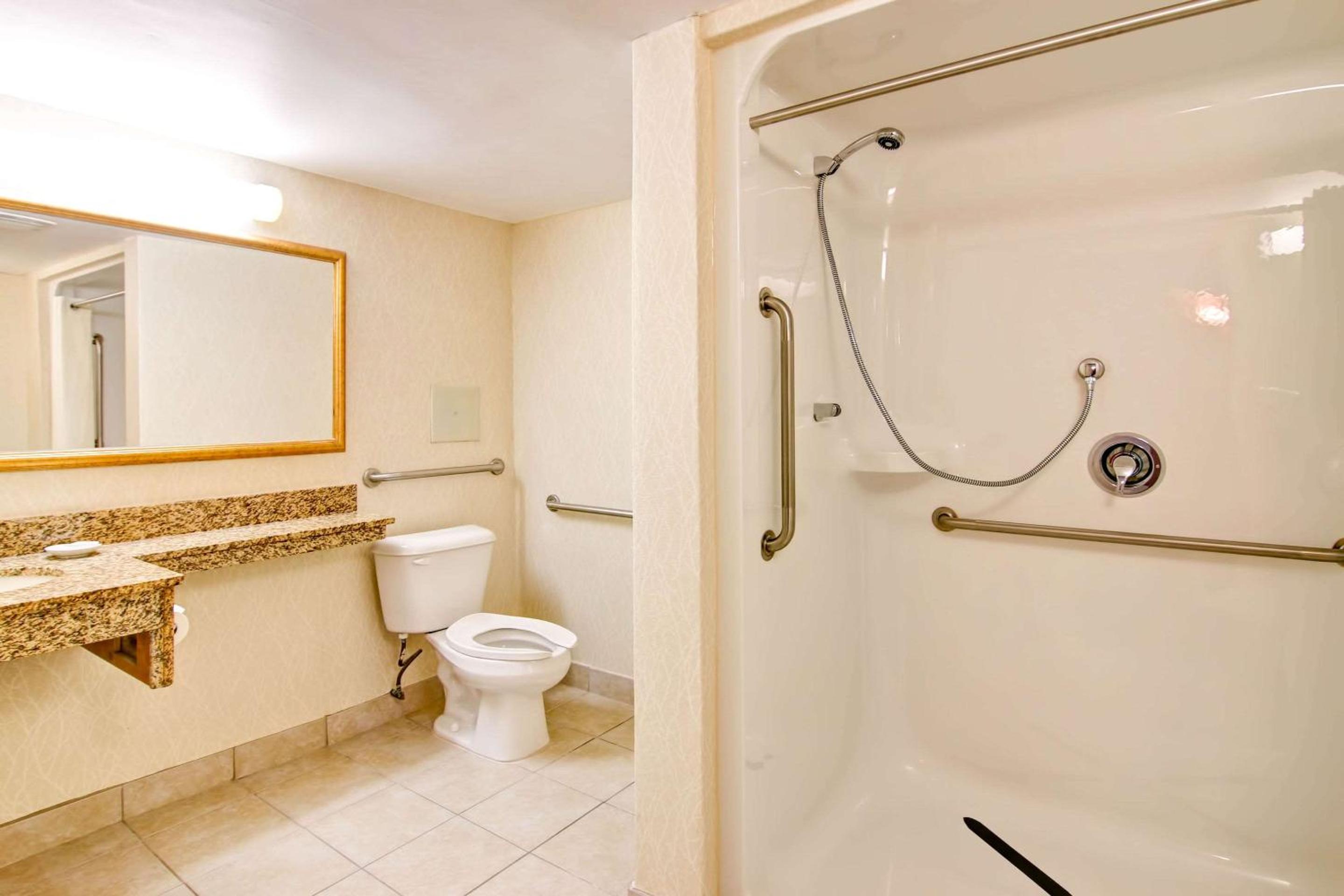 Kitchener Vacations - Quality Inn - Property Image 12