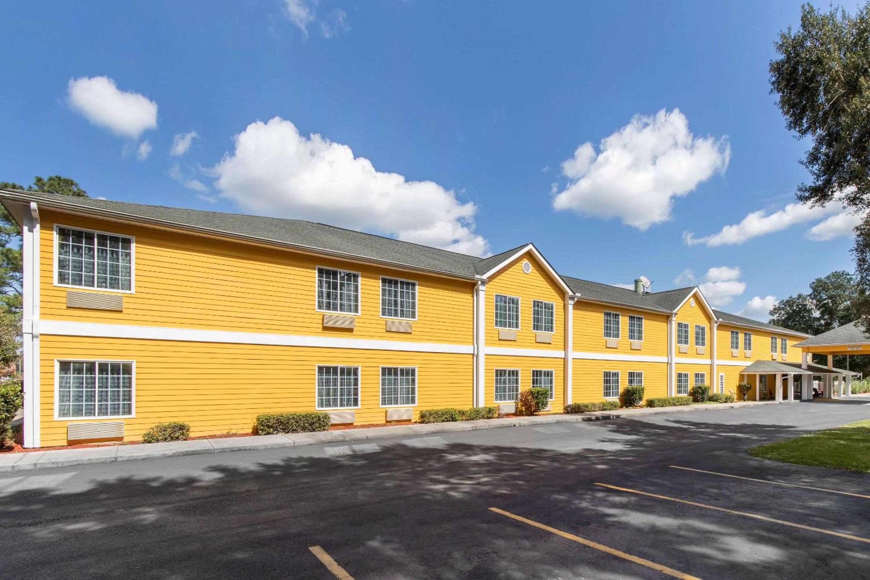 Quality Inn Kingstree North view 2