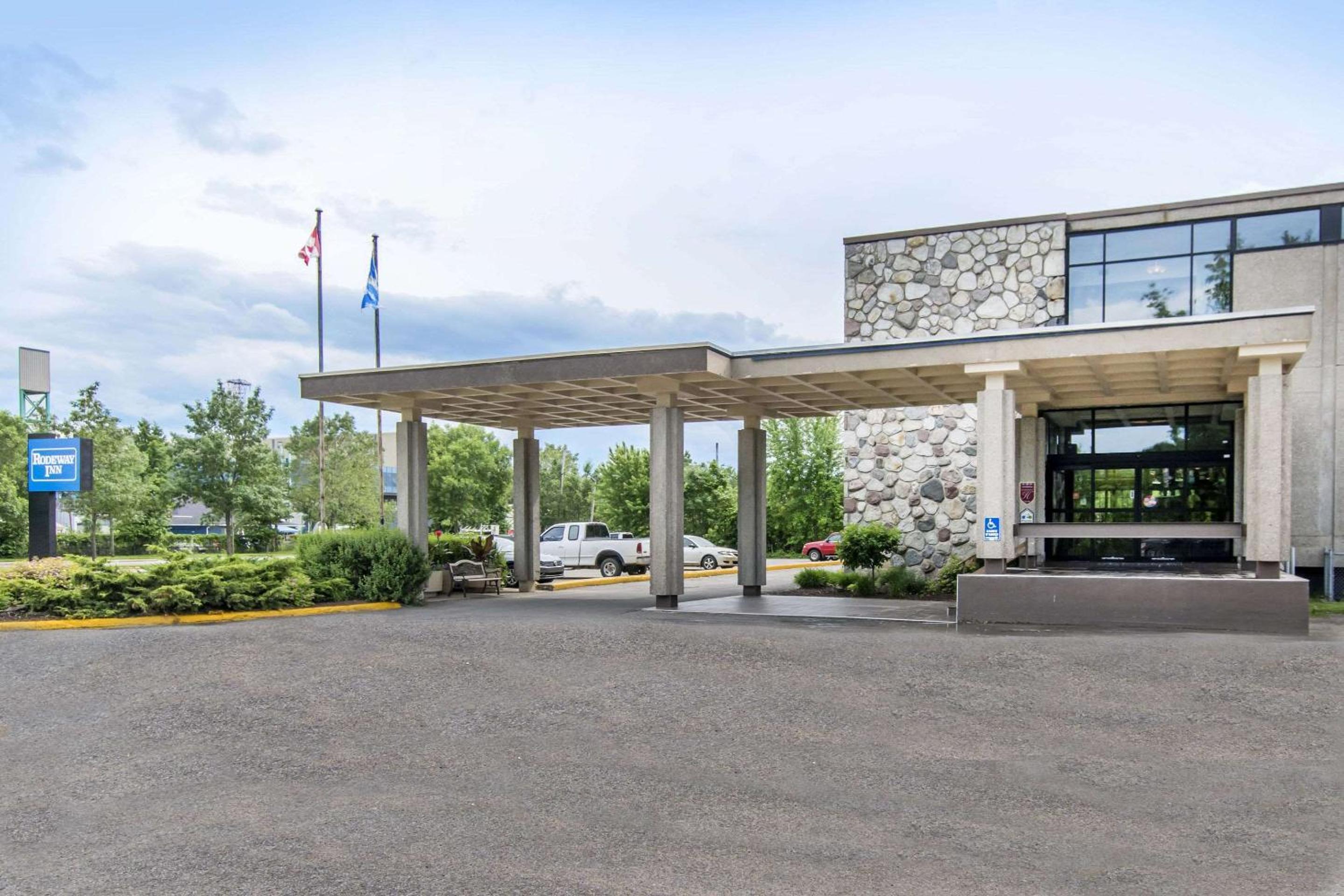 Trois-rivieres Vacations - Travelodge by Wyndham Trois-Rivieres - Property Image 1